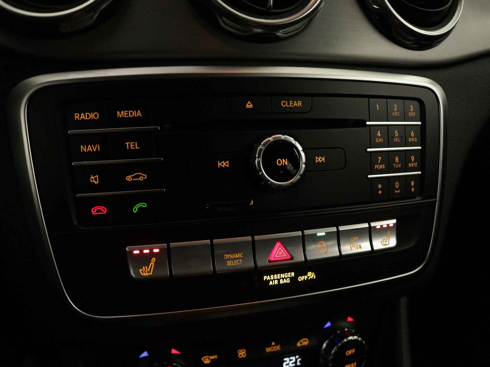 Mercedes-Benz GLA 180 Business Solution AMG | Keyless Go | parkeerpakket met Camera | Stoelverwarming | LED | Navigatie | Inclusief 24 maanden Mercedes-Benz Certified garantie voor Europa. - 12/45