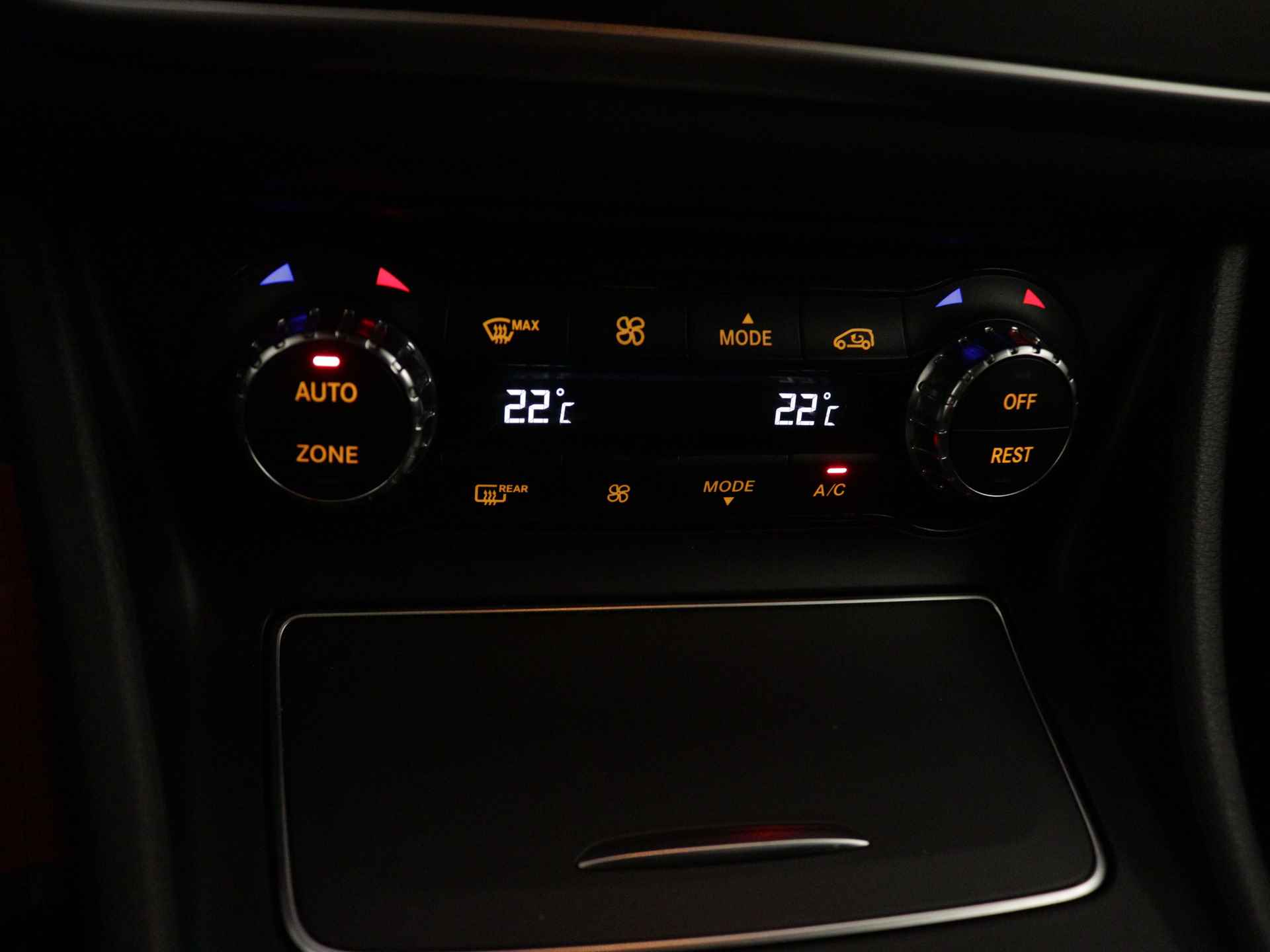 Mercedes-Benz GLA 180 Business Solution AMG | Keyless Go | parkeerpakket met Camera | Stoelverwarming | LED | Navigatie | Inclusief 24 maanden Mercedes-Benz Certified garantie voor Europa. - 13/45