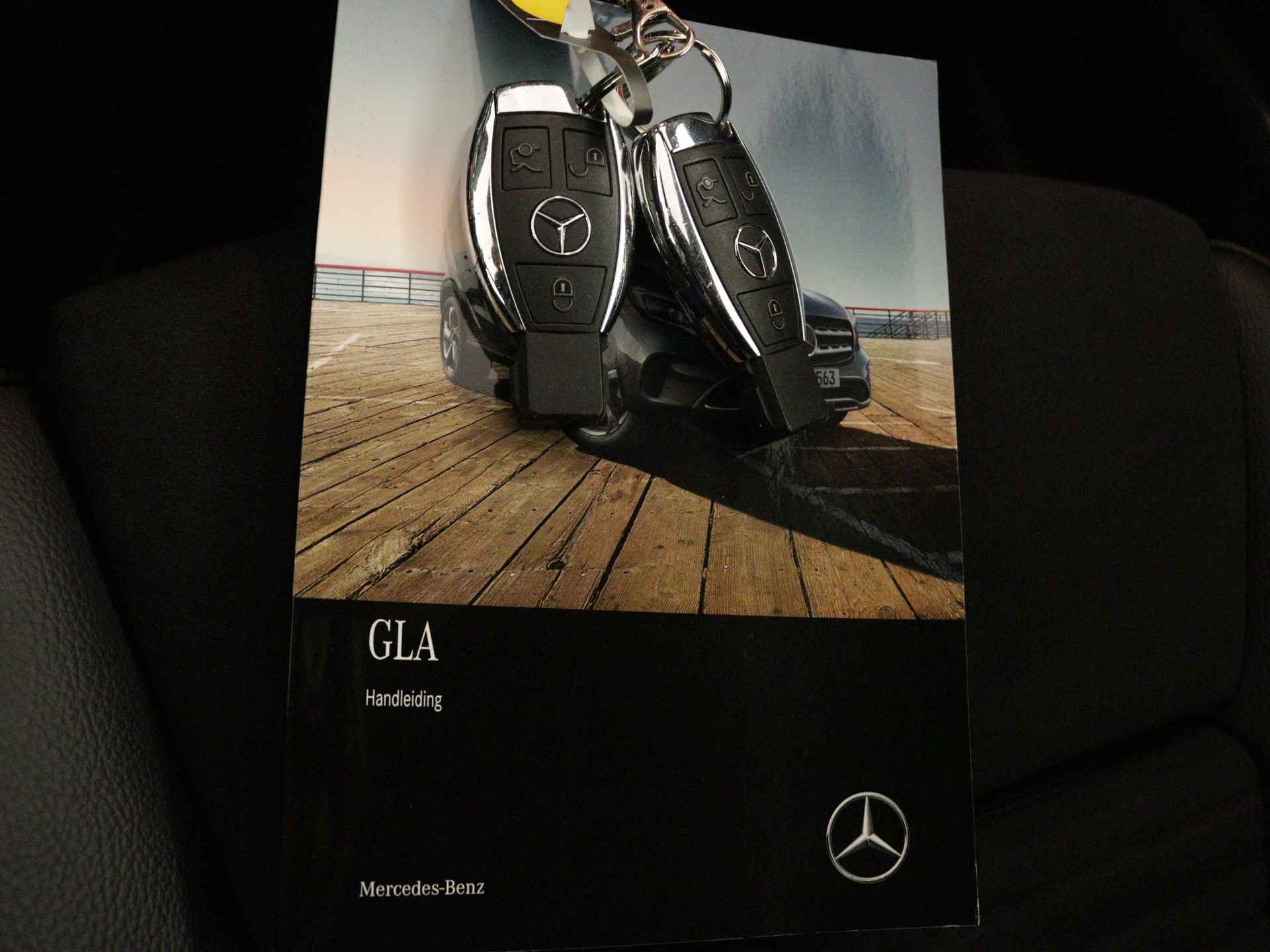 Mercedes-Benz GLA 180 Business Solution AMG | Keyless Go | parkeerpakket met Camera | Stoelverwarming | LED | Navigatie | Inclusief 24 maanden Mercedes-Benz Certified garantie voor Europa. - 15/45