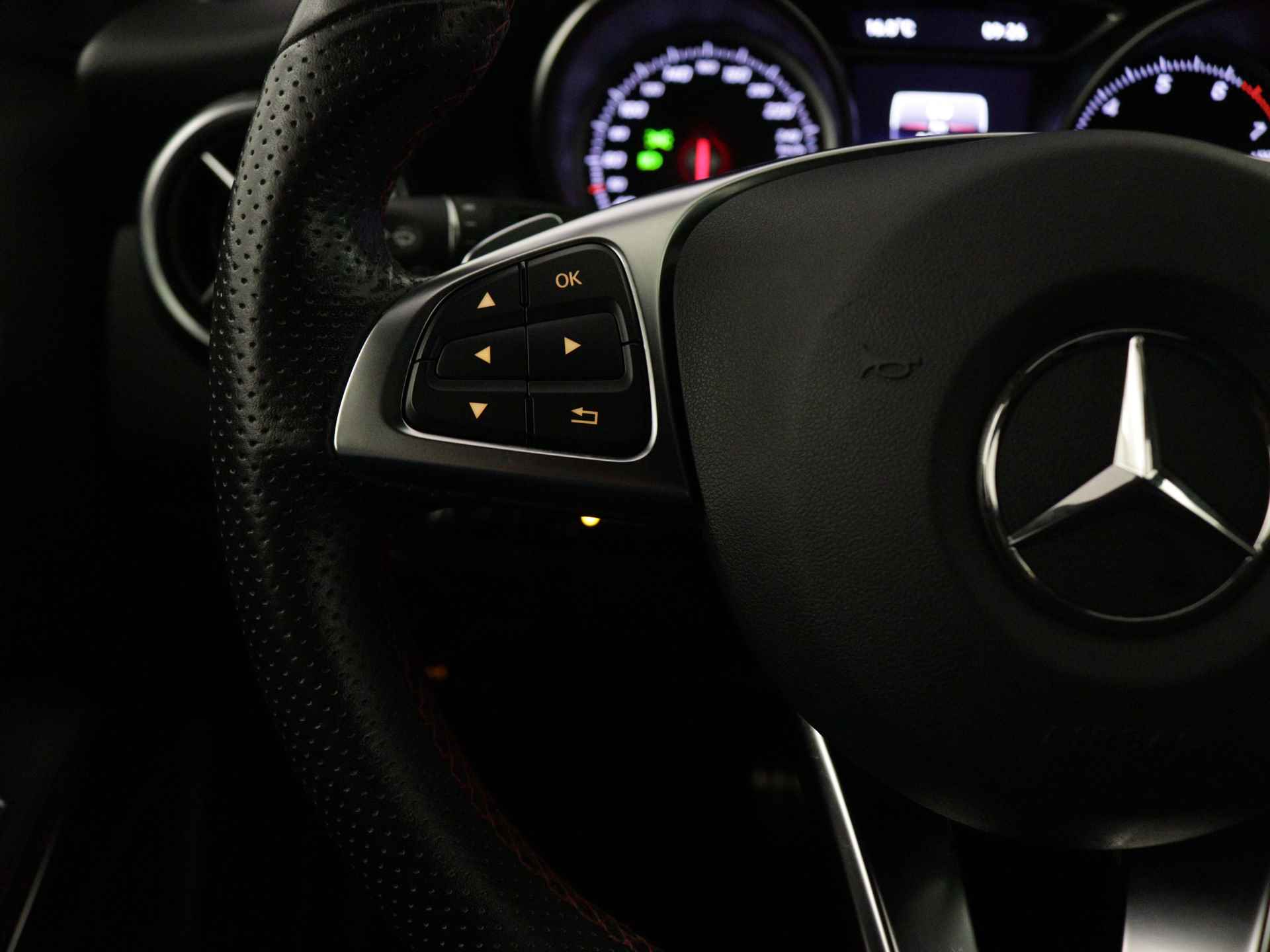 Mercedes-Benz GLA 180 Business Solution AMG | Keyless Go | parkeerpakket met Camera | Stoelverwarming | LED | Navigatie | Inclusief 24 maanden Mercedes-Benz Certified garantie voor Europa. - 23/45