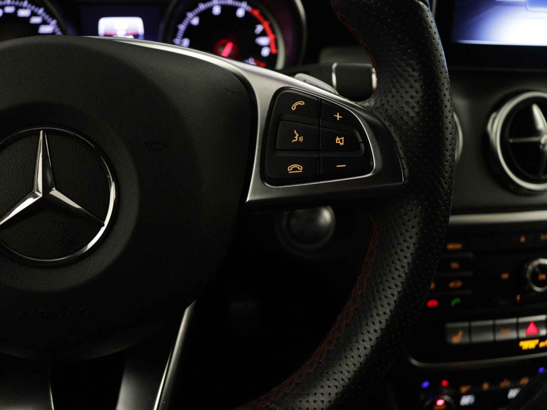 Mercedes-Benz GLA 180 Business Solution AMG | Keyless Go | parkeerpakket met Camera | Stoelverwarming | LED | Navigatie | Inclusief 24 maanden Mercedes-Benz Certified garantie voor Europa. - 24/45