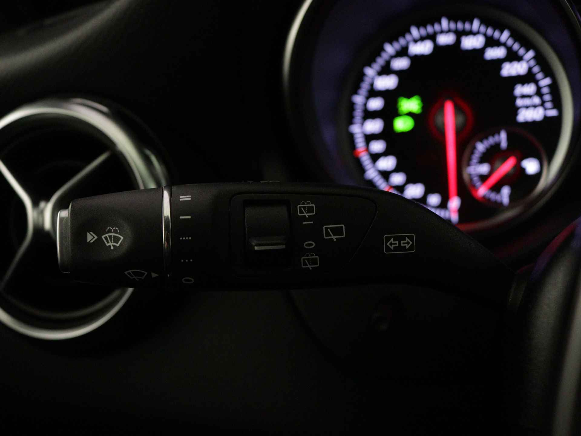 Mercedes-Benz GLA 180 Business Solution AMG | Keyless Go | parkeerpakket met Camera | Stoelverwarming | LED | Navigatie | Inclusief 24 maanden Mercedes-Benz Certified garantie voor Europa. - 25/45