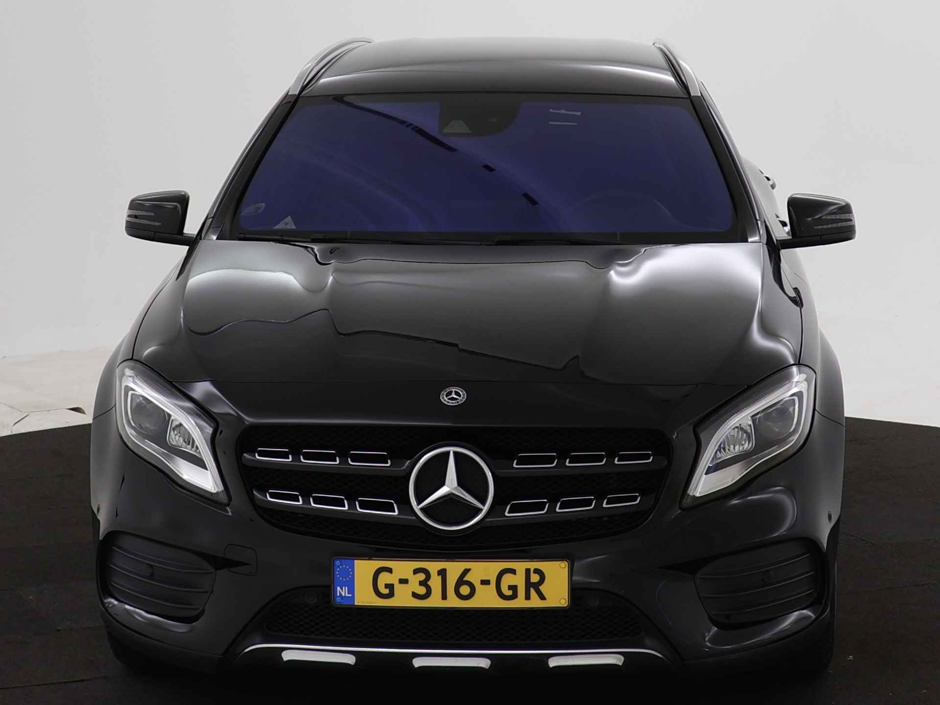 Mercedes-Benz GLA 180 Business Solution AMG | Keyless Go | parkeerpakket met Camera | Stoelverwarming | LED | Navigatie | Inclusief 24 maanden Mercedes-Benz Certified garantie voor Europa. - 29/45