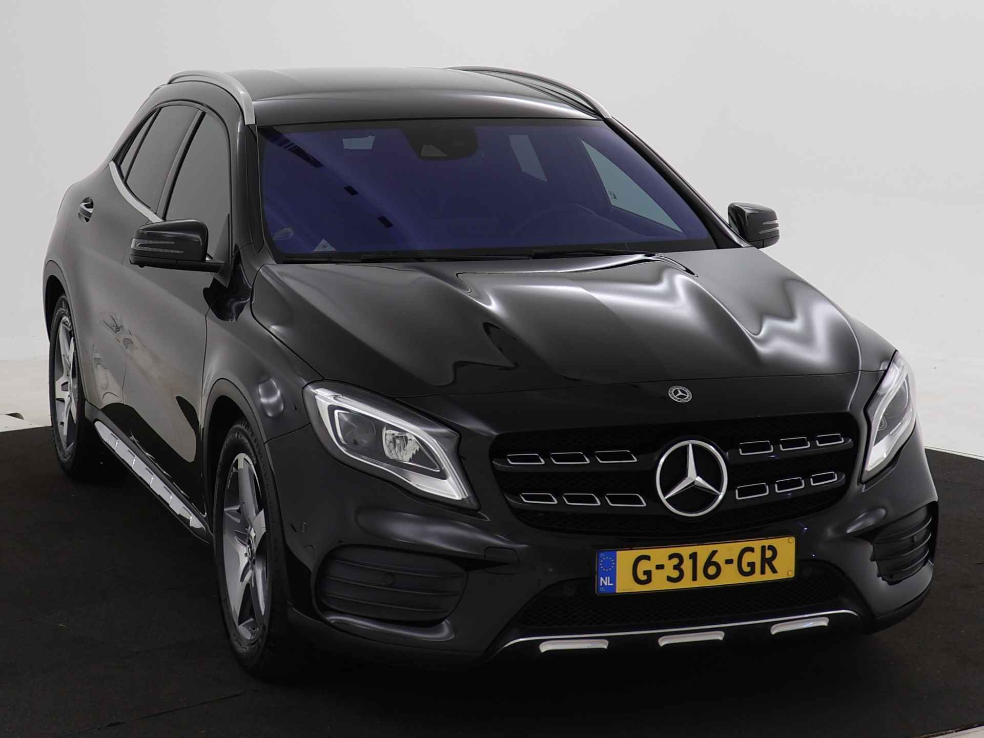 Mercedes-Benz GLA 180 Business Solution AMG | Keyless Go | parkeerpakket met Camera | Stoelverwarming | LED | Navigatie | Inclusief 24 maanden Mercedes-Benz Certified garantie voor Europa. - 30/45