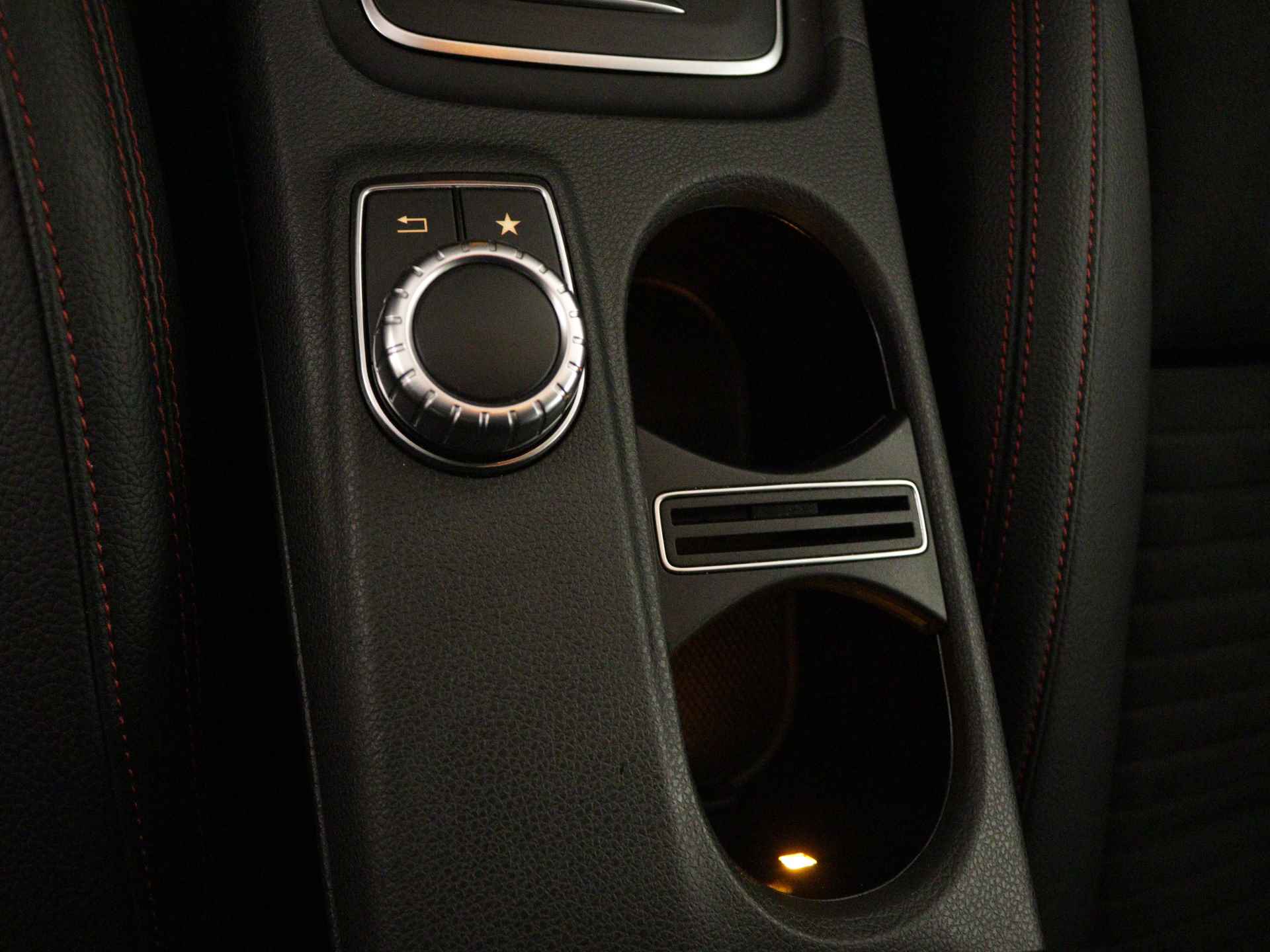 Mercedes-Benz GLA 180 Business Solution AMG | Keyless Go | parkeerpakket met Camera | Stoelverwarming | LED | Navigatie | Inclusief 24 maanden Mercedes-Benz Certified garantie voor Europa. - 34/45