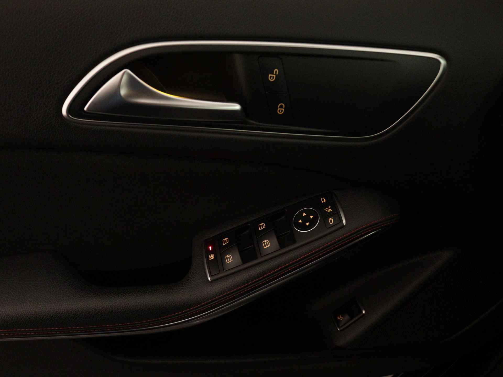 Mercedes-Benz GLA 180 Business Solution AMG | Keyless Go | parkeerpakket met Camera | Stoelverwarming | LED | Navigatie | Inclusief 24 maanden Mercedes-Benz Certified garantie voor Europa. - 35/45