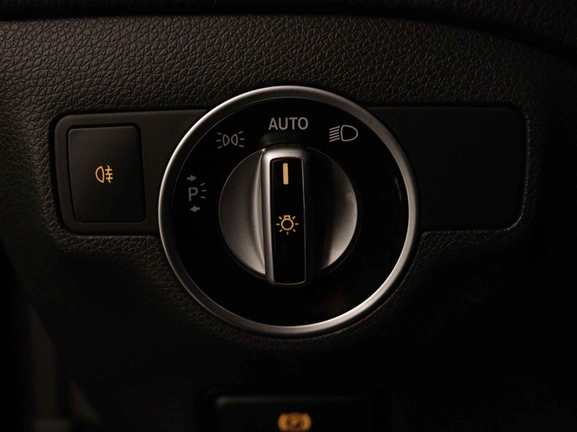 Mercedes-Benz GLA 180 Business Solution AMG | Keyless Go | parkeerpakket met Camera | Stoelverwarming | LED | Navigatie | Inclusief 24 maanden Mercedes-Benz Certified garantie voor Europa. - 36/45