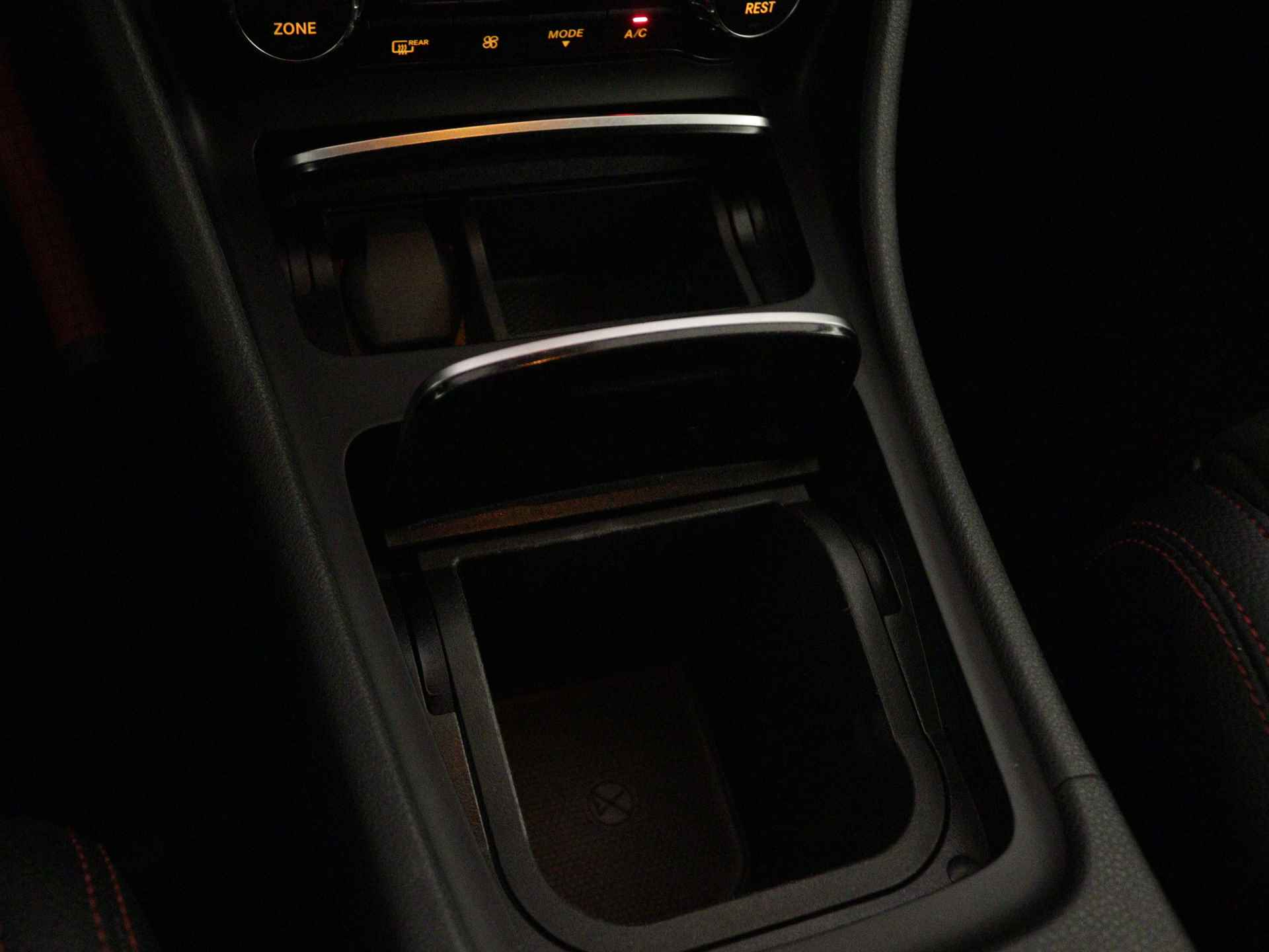 Mercedes-Benz GLA 180 Business Solution AMG | Keyless Go | parkeerpakket met Camera | Stoelverwarming | LED | Navigatie | Inclusief 24 maanden Mercedes-Benz Certified garantie voor Europa. - 37/45