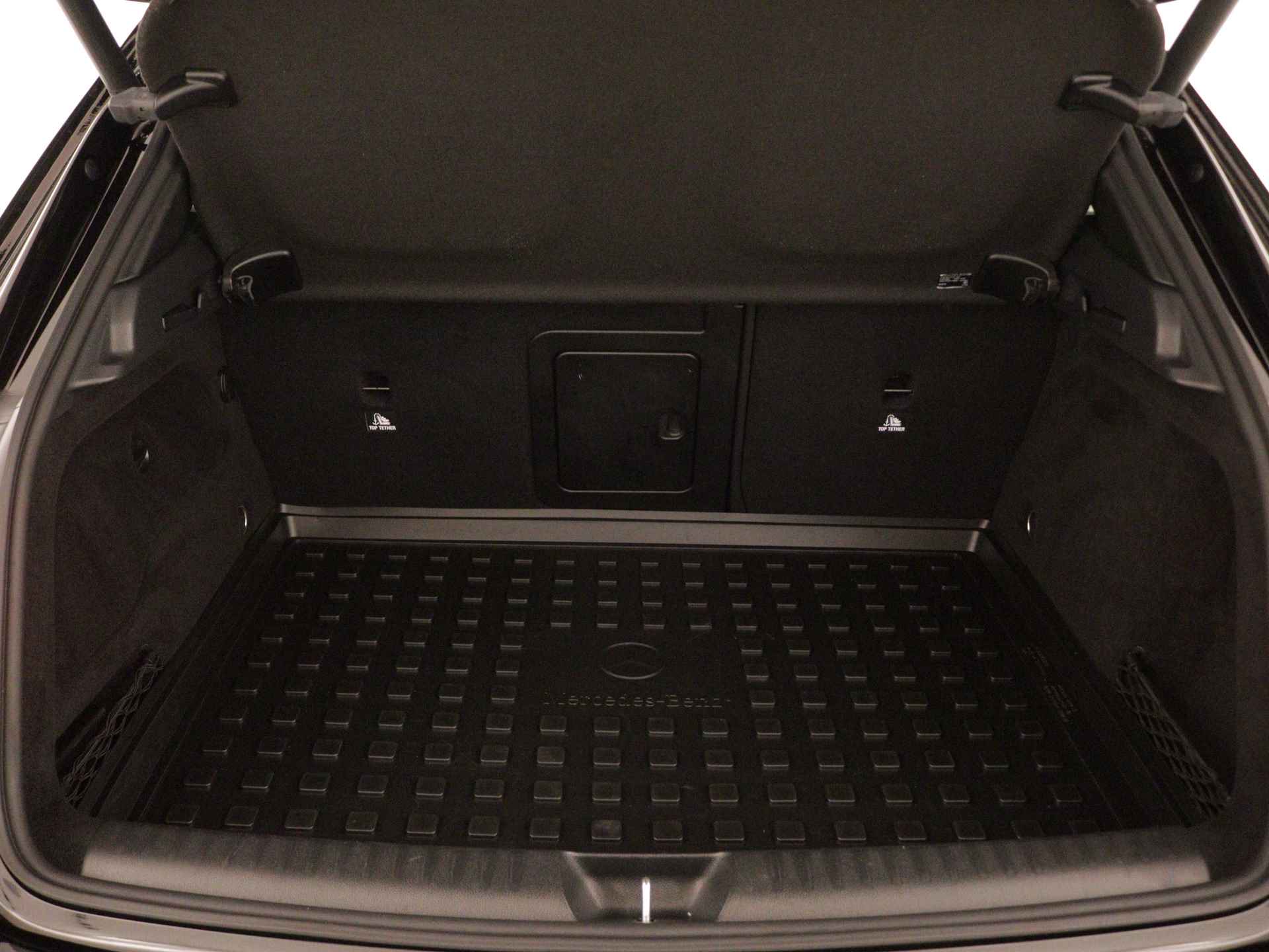 Mercedes-Benz GLA 180 Business Solution AMG | Keyless Go | parkeerpakket met Camera | Stoelverwarming | LED | Navigatie | Inclusief 24 maanden Mercedes-Benz Certified garantie voor Europa. - 38/45