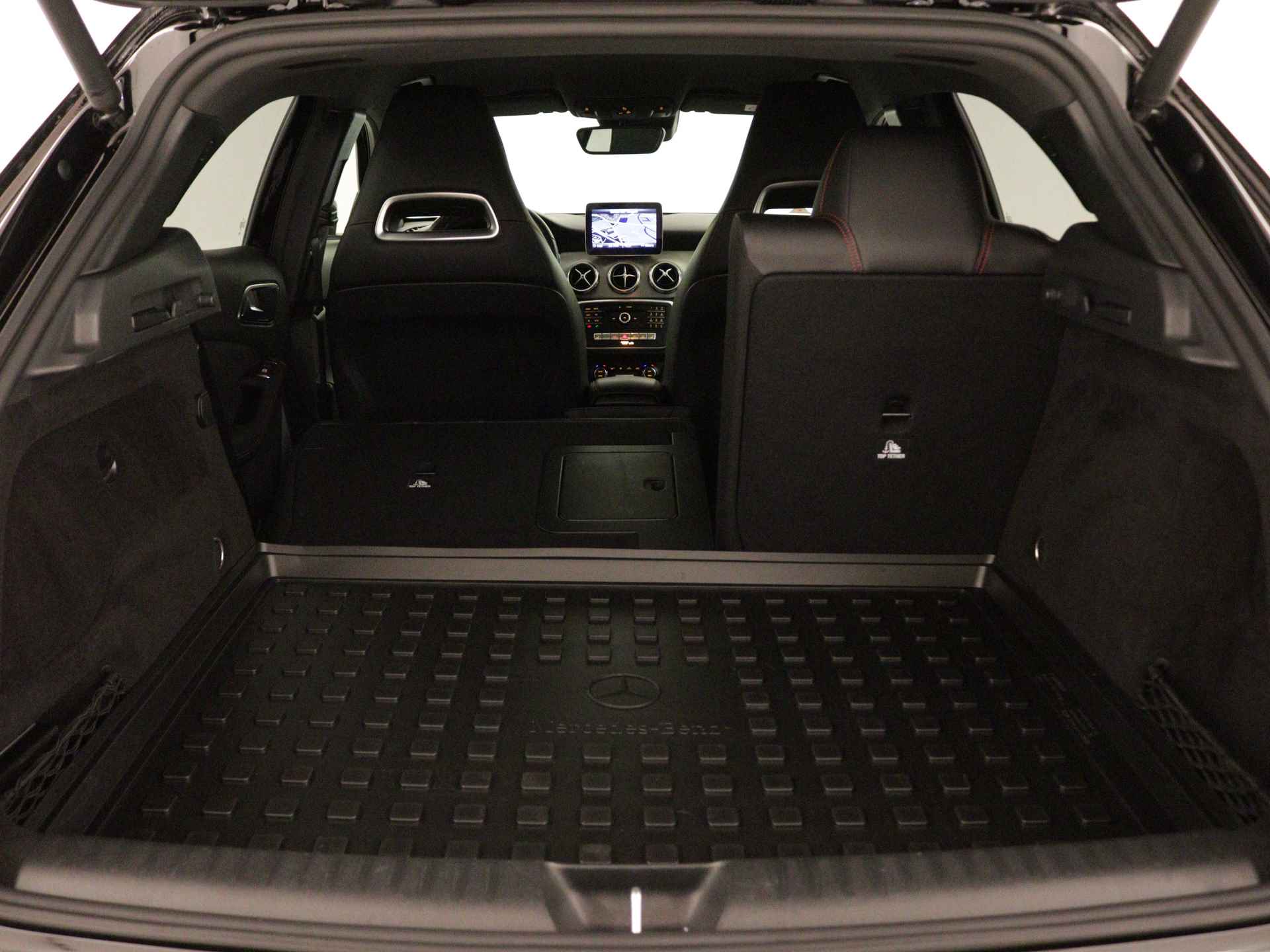 Mercedes-Benz GLA 180 Business Solution AMG | Keyless Go | parkeerpakket met Camera | Stoelverwarming | LED | Navigatie | Inclusief 24 maanden Mercedes-Benz Certified garantie voor Europa. - 40/45