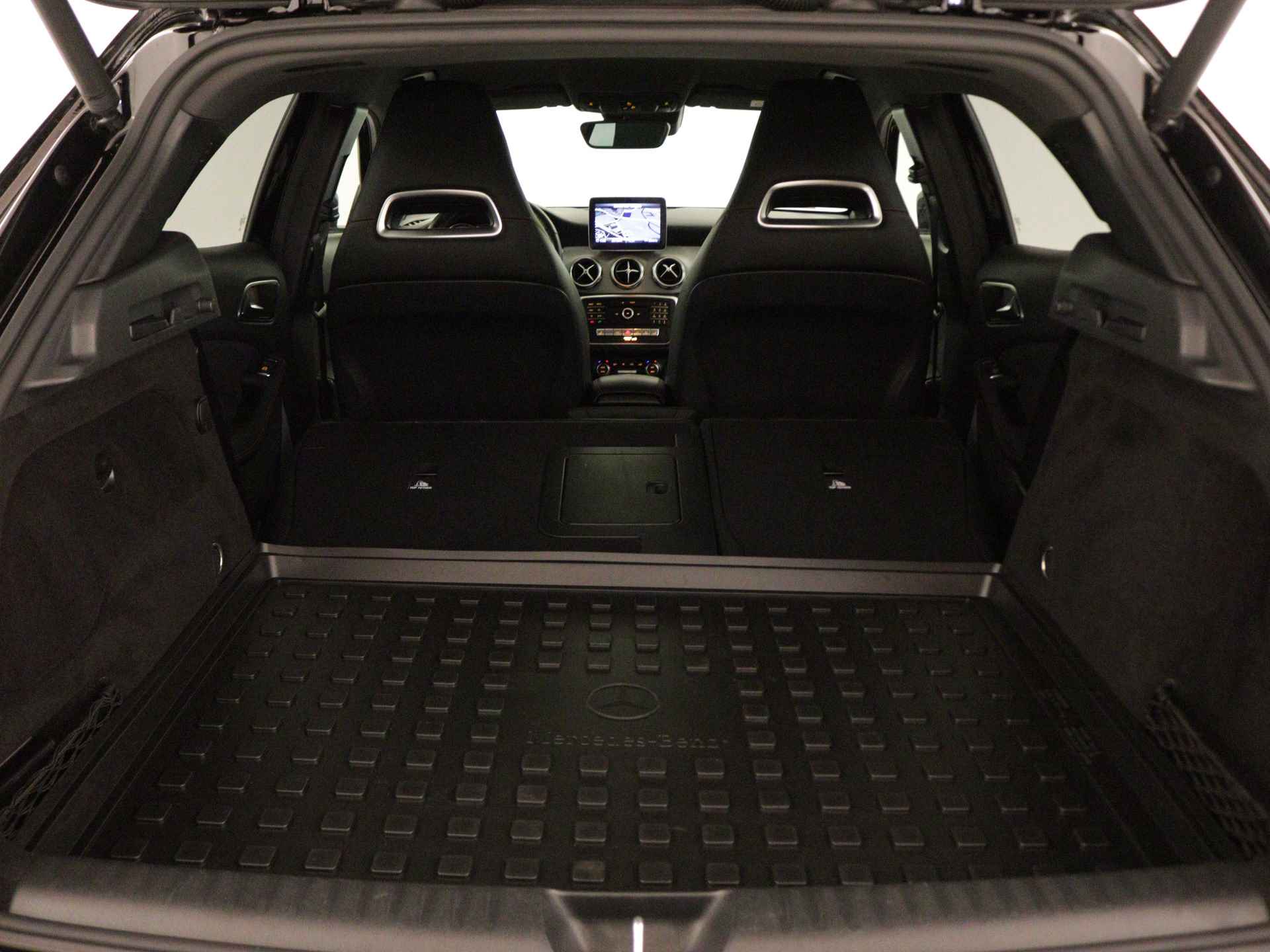 Mercedes-Benz GLA 180 Business Solution AMG | Keyless Go | parkeerpakket met Camera | Stoelverwarming | LED | Navigatie | Inclusief 24 maanden Mercedes-Benz Certified garantie voor Europa. - 41/45