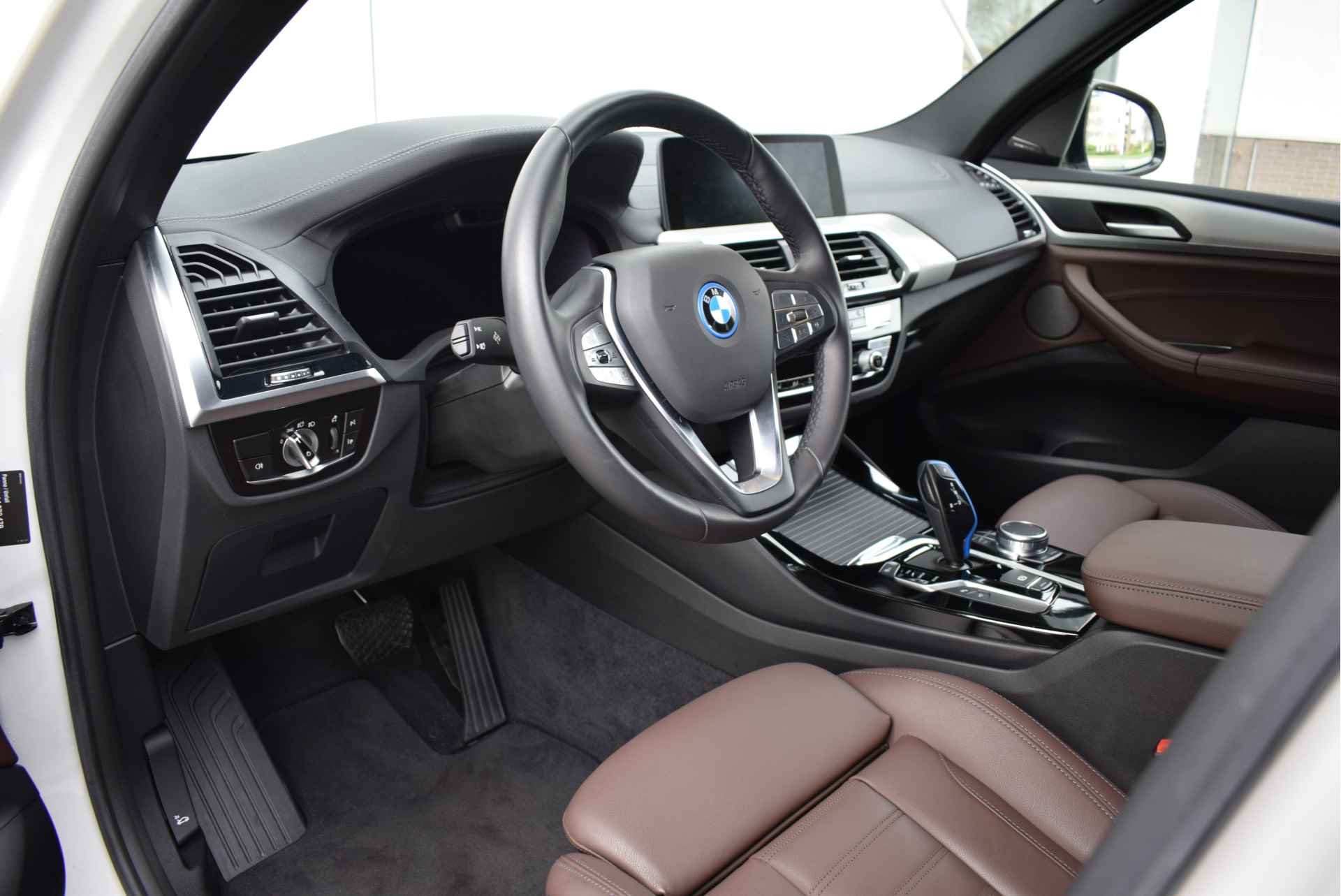 BMW iX3 High Executive 80 kWh / Sportstoelen / Trekhaak / Adaptieve LED / Parking Assistant Plus / Comfort Access / Gesture Control / Adaptief onderstel - 18/33