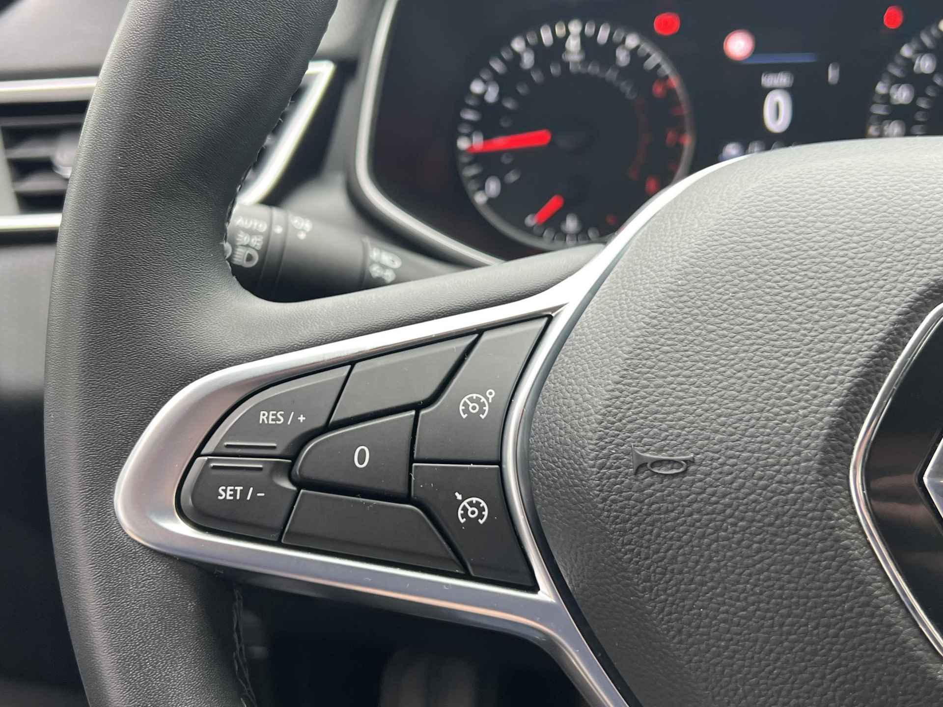 Renault Clio 1.0 TCe 100 Bi-Fuel Zen , NL-Auto, 1e eigenaar, 100% dlr onderhouden, Navigatie, Full LED, Cruise Control, Airco, Lichtmetaal 16'', Regen & licht sensor, DAB, Apple Carplay & Android Auto - 16/32