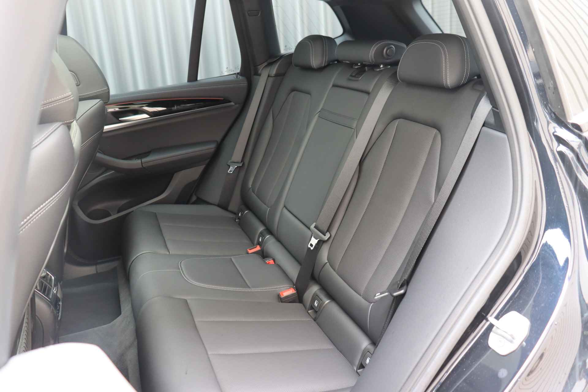 BMW iX3 High Executive 80 kWh / Sportstoelen / Adaptieve LED / Driving Assistant Professional / Adaptief onderstel / Live Cockpit Professional / Parking Assistant - 7/35