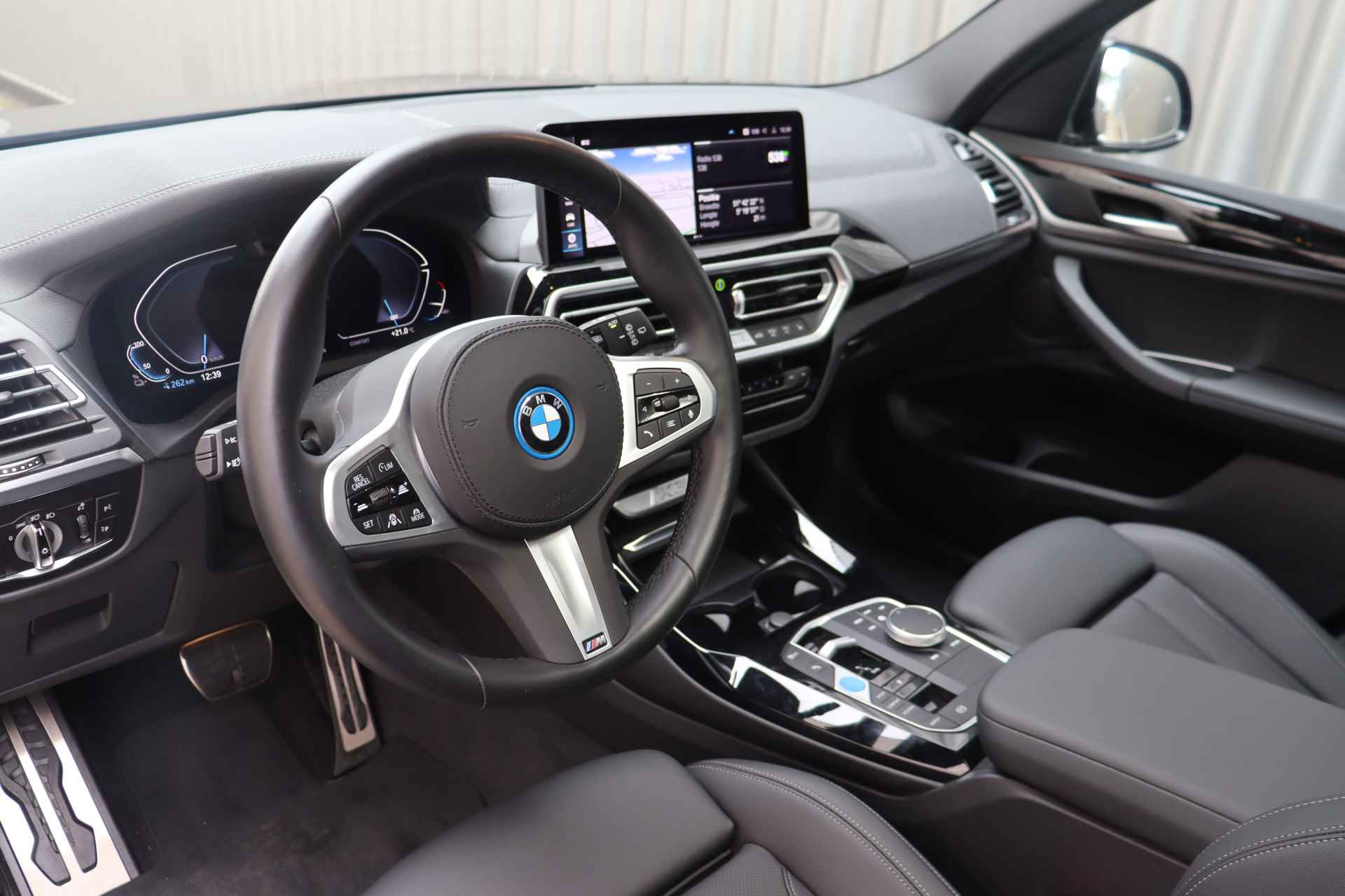 BMW iX3 High Executive 80 kWh / Sportstoelen / Adaptieve LED / Driving Assistant Professional / Adaptief onderstel / Live Cockpit Professional / Parking Assistant - 13/35