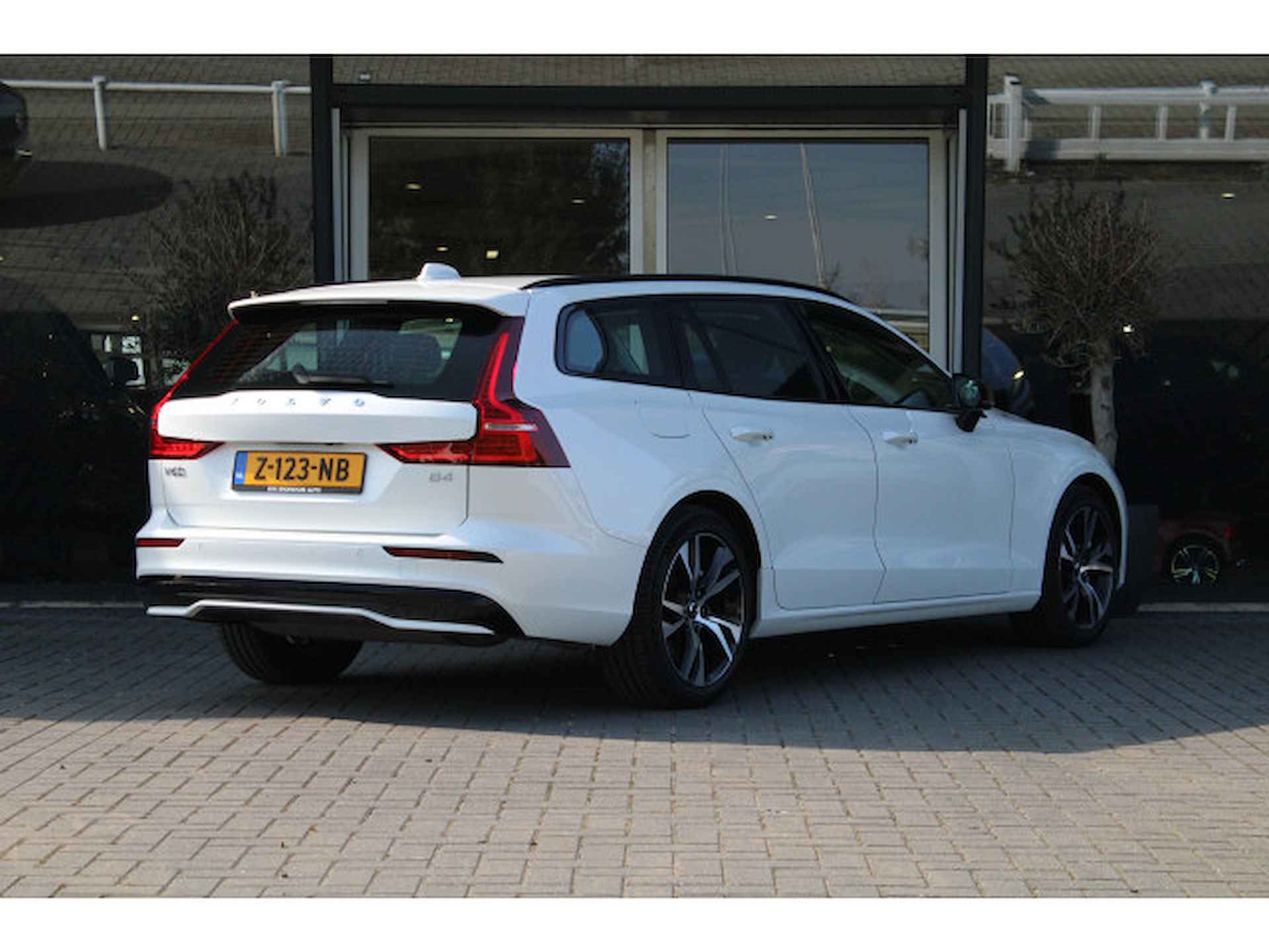 Volvo V60 B4 Plus Dark | Adaptive Cruise | Pilot-Assist | Camera | Stuur/Stoelverwarming | 18-Inch | Trekhaak | BLIS | DAB - 2/37