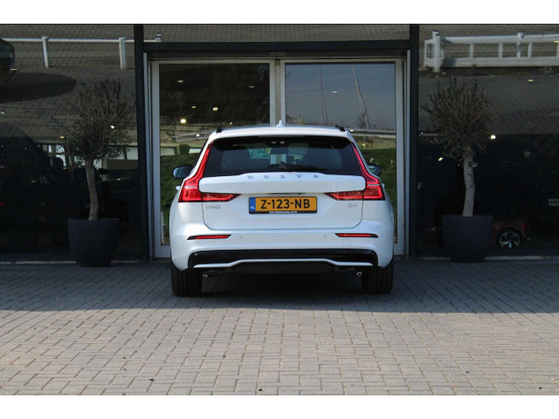 Volvo V60 B4 Plus Dark | Adaptive Cruise | Pilot-Assist | Camera | Stuur/Stoelverwarming | 18-Inch | Trekhaak | BLIS | DAB - 3/37