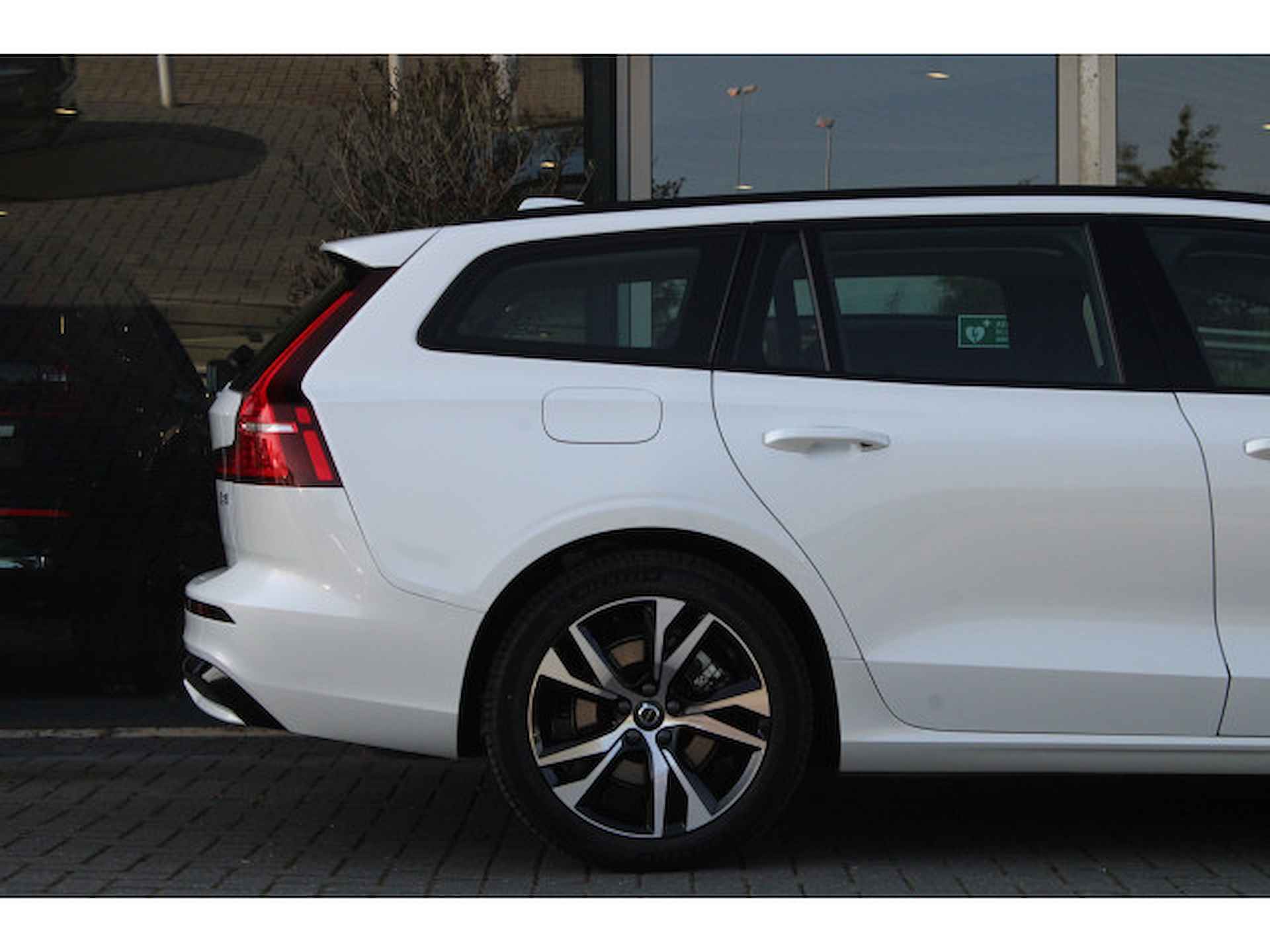 Volvo V60 B4 Plus Dark | Adaptive Cruise | Pilot-Assist | Camera | Stuur/Stoelverwarming | 18-Inch | Trekhaak | BLIS | DAB - 4/37