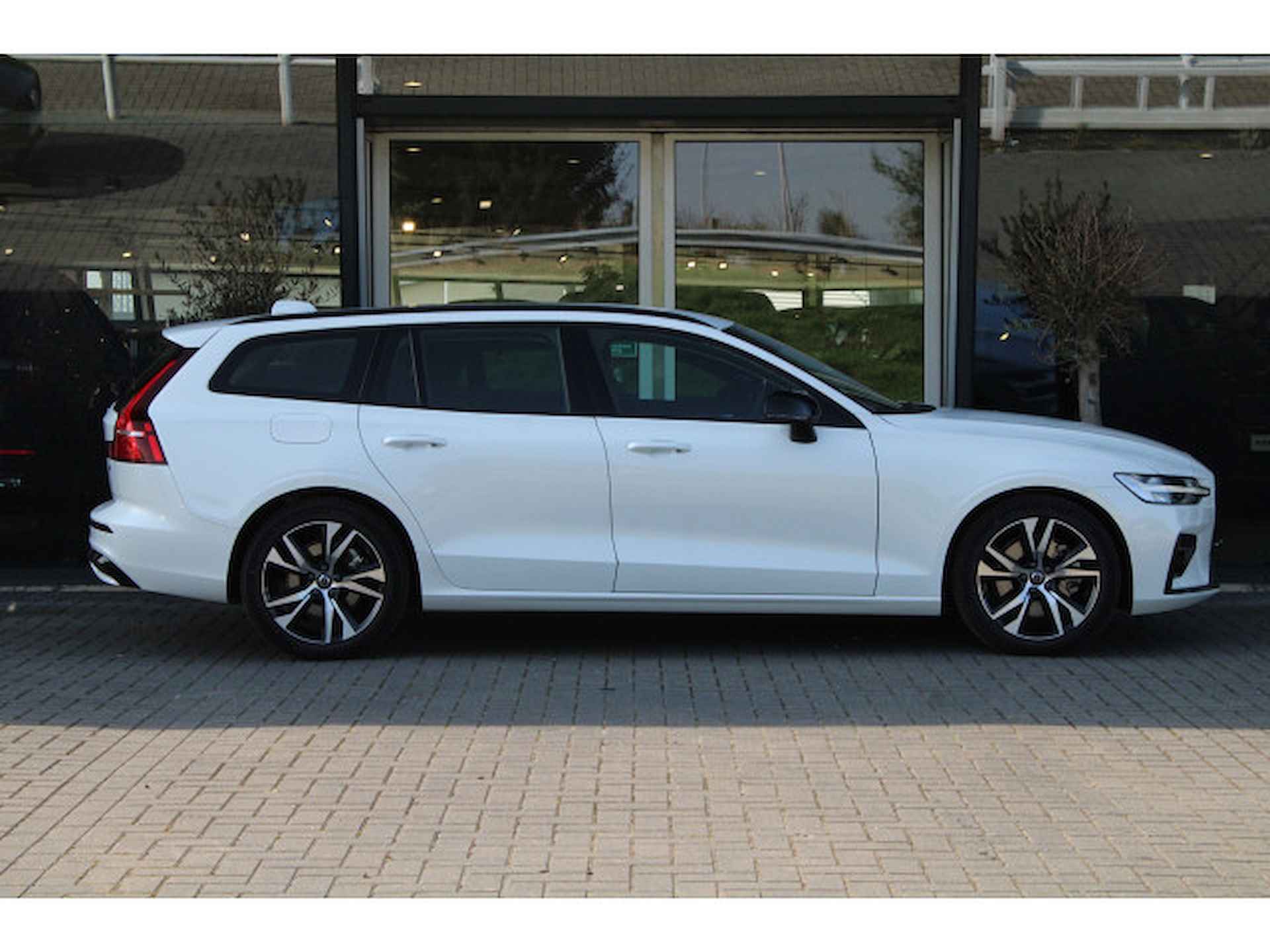 Volvo V60 B4 Plus Dark | Adaptive Cruise | Pilot-Assist | Camera | Stuur/Stoelverwarming | 18-Inch | Trekhaak | BLIS | DAB - 5/37