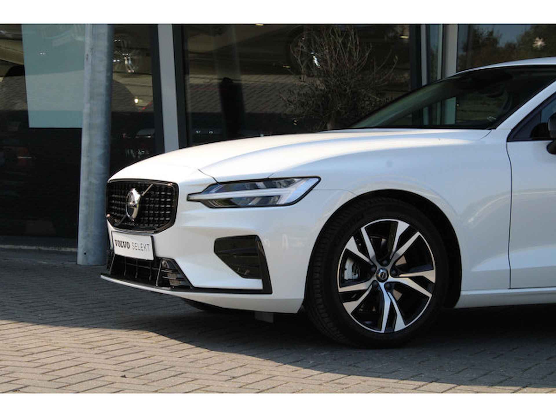 Volvo V60 B4 Plus Dark | Adaptive Cruise | Pilot-Assist | Camera | Stuur/Stoelverwarming | 18-Inch | Trekhaak | BLIS | DAB - 13/37