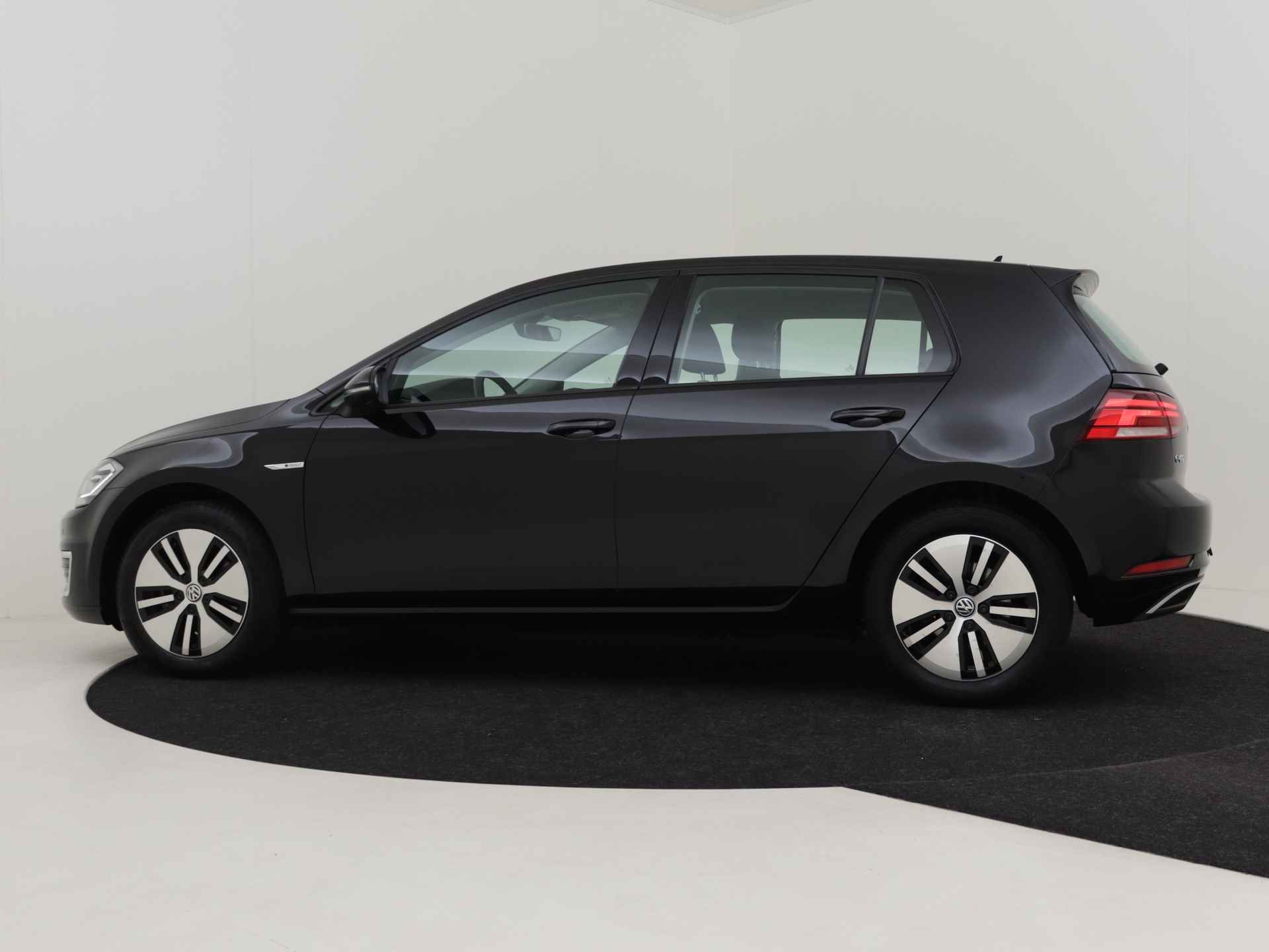 Volkswagen e-Golf E-DITION 136pk | €2000,- Subsidie | 1e eigenaar | Adaptief cruise control | Navigatie | Parkeersensoren v+a | Led koplampen | Wa - 4/39