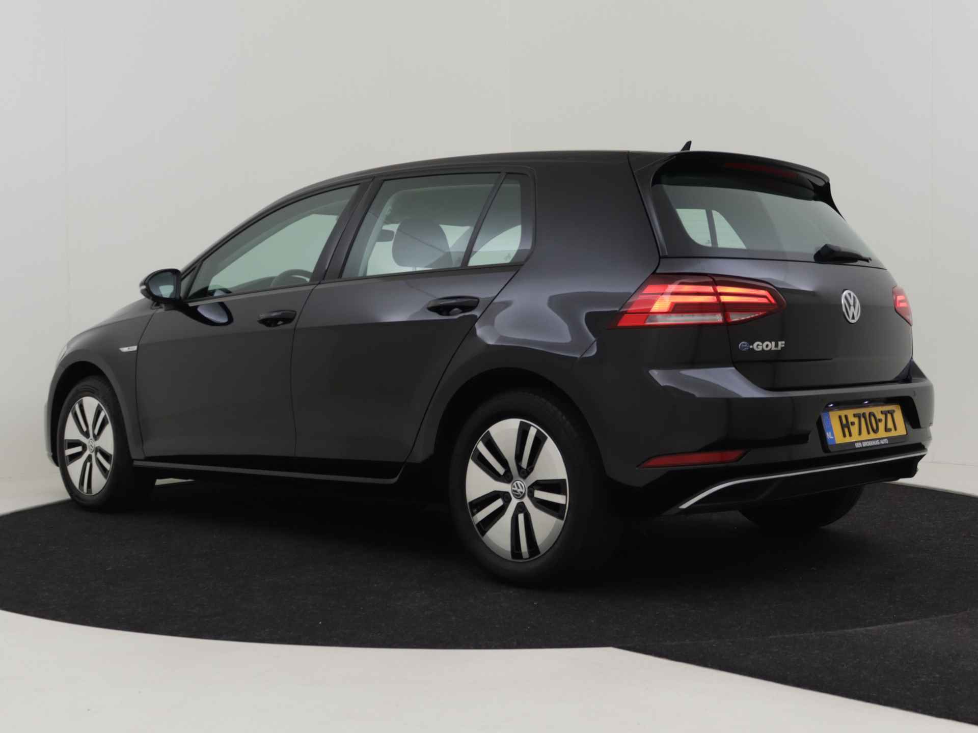 Volkswagen e-Golf E-DITION 136pk | €2000,- Subsidie | 1e eigenaar | Adaptief cruise control | Navigatie | Parkeersensoren v+a | Led koplampen | Wa - 20/39