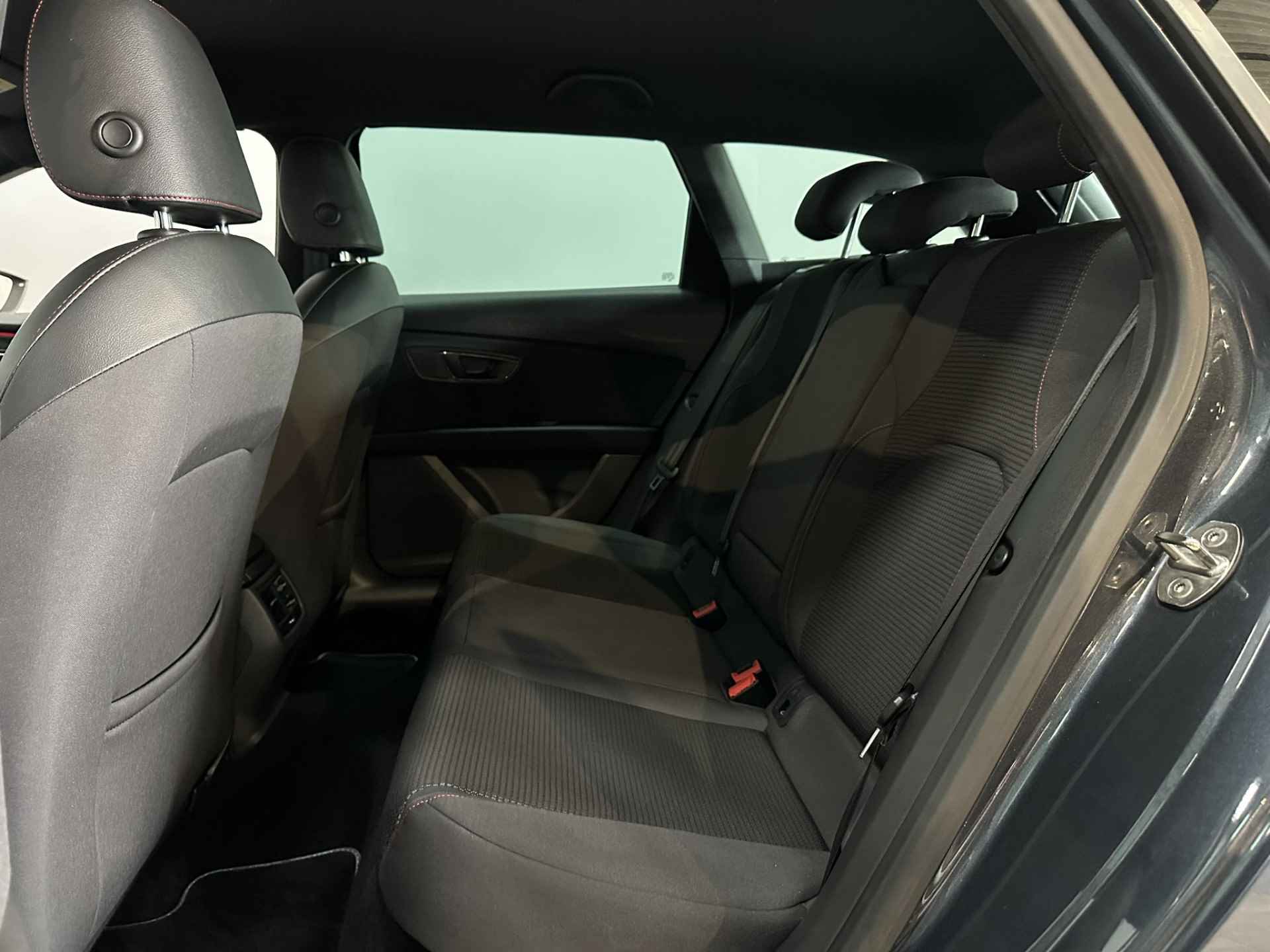 SEAT León ST 1.5 TSI FR Business Intense Airco ECC | Trekhaak | Beats | Camera | Adaptive cruise | Navigatie | Apple Carplay Android Auto | Isofix | - 33/42
