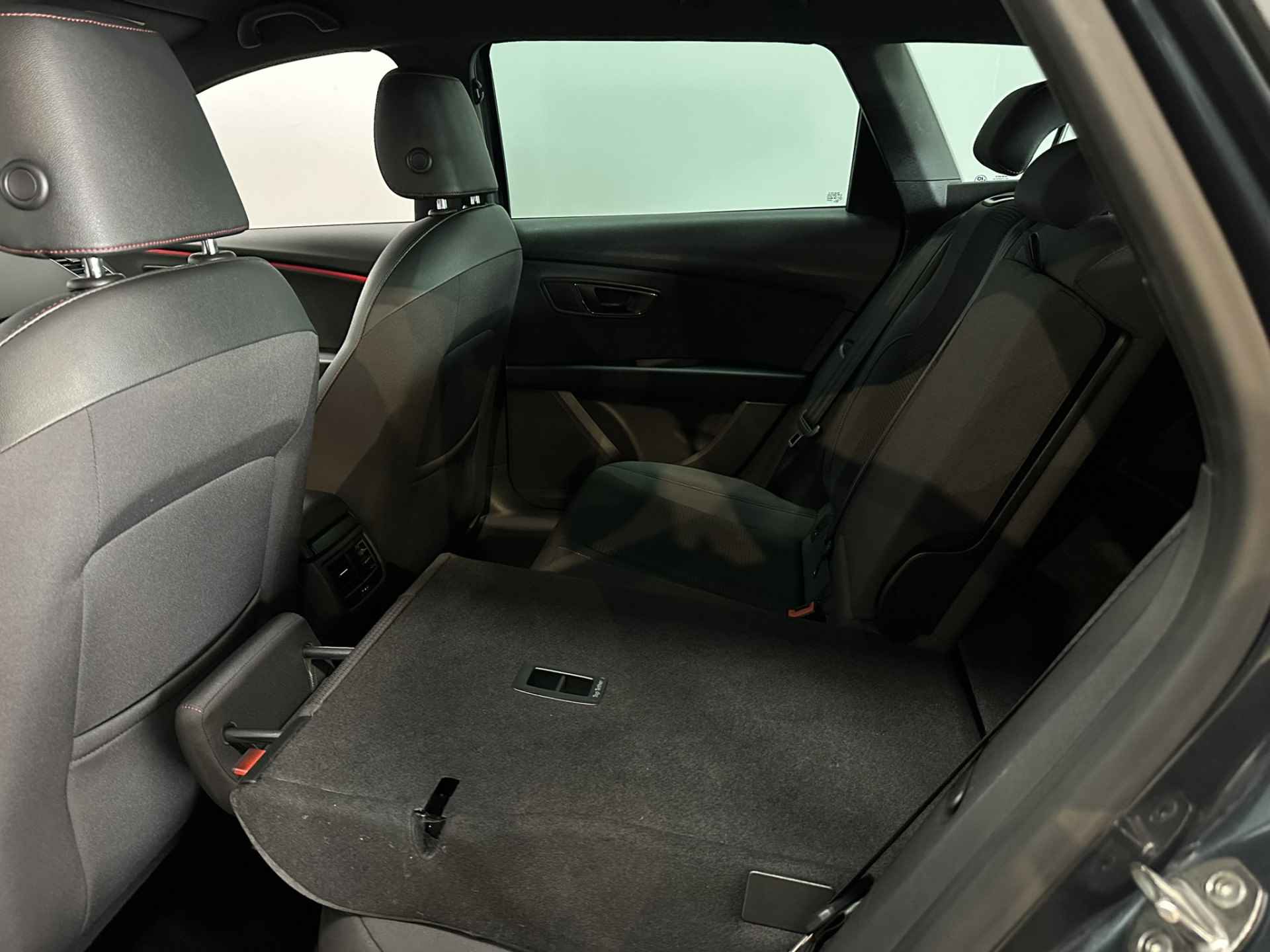 SEAT León ST 1.5 TSI FR Business Intense Airco ECC | Trekhaak | Beats | Camera | Adaptive cruise | Navigatie | Apple Carplay Android Auto | Isofix | - 35/42