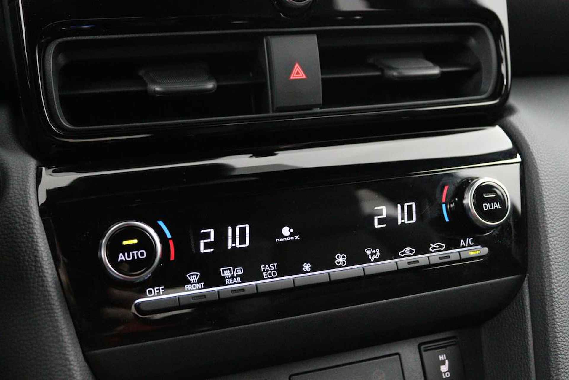 Toyota Yaris Cross Hybrid 130 Launch Edition | 130 PK | Stuurwielverwarming | Elektrisch bedienbare achterklep | 10 Jaar Garantie | Direct Leverbaar | - 20/55