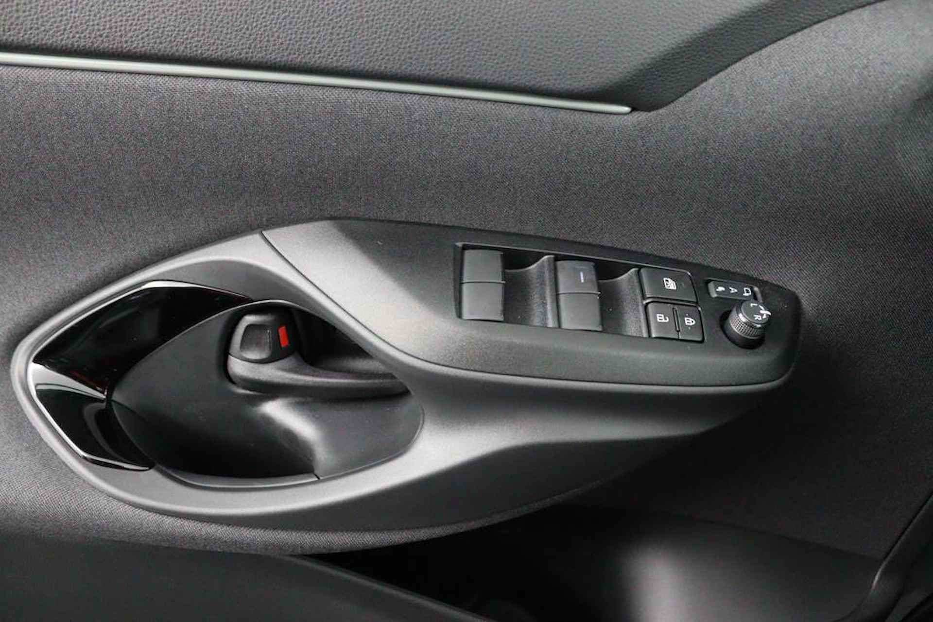 Toyota Yaris Cross Hybrid 130 Launch Edition | 130 PK | Stuurwielverwarming | Elektrisch bedienbare achterklep | 10 Jaar Garantie | Direct Leverbaar | - 28/55