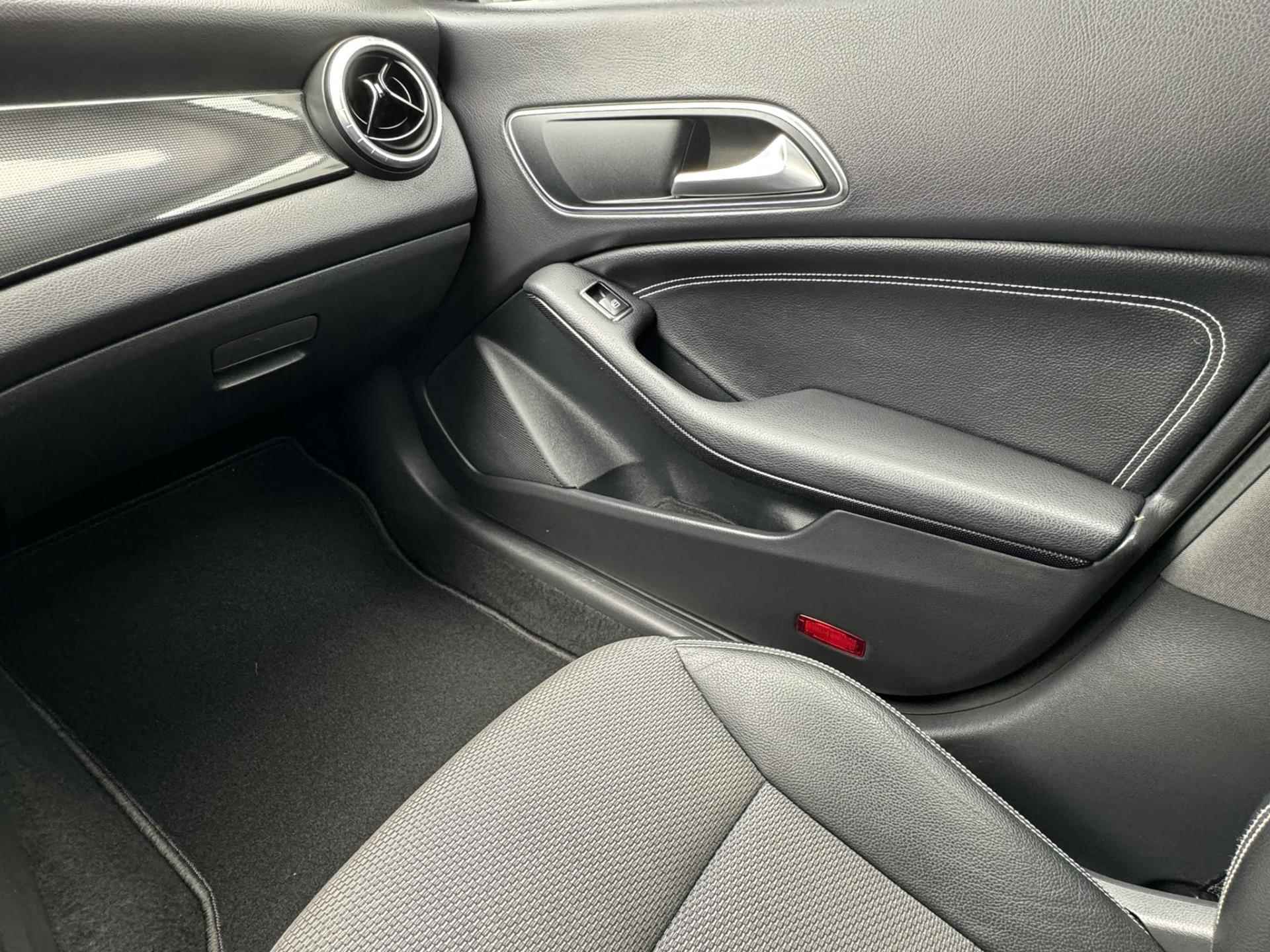 Mercedes-Benz CLA-klasse 180 Prestige Parksensors V+A Sportstoelen Leder/Stof Automatische verl. Airco Led Achterlichten - 39/43