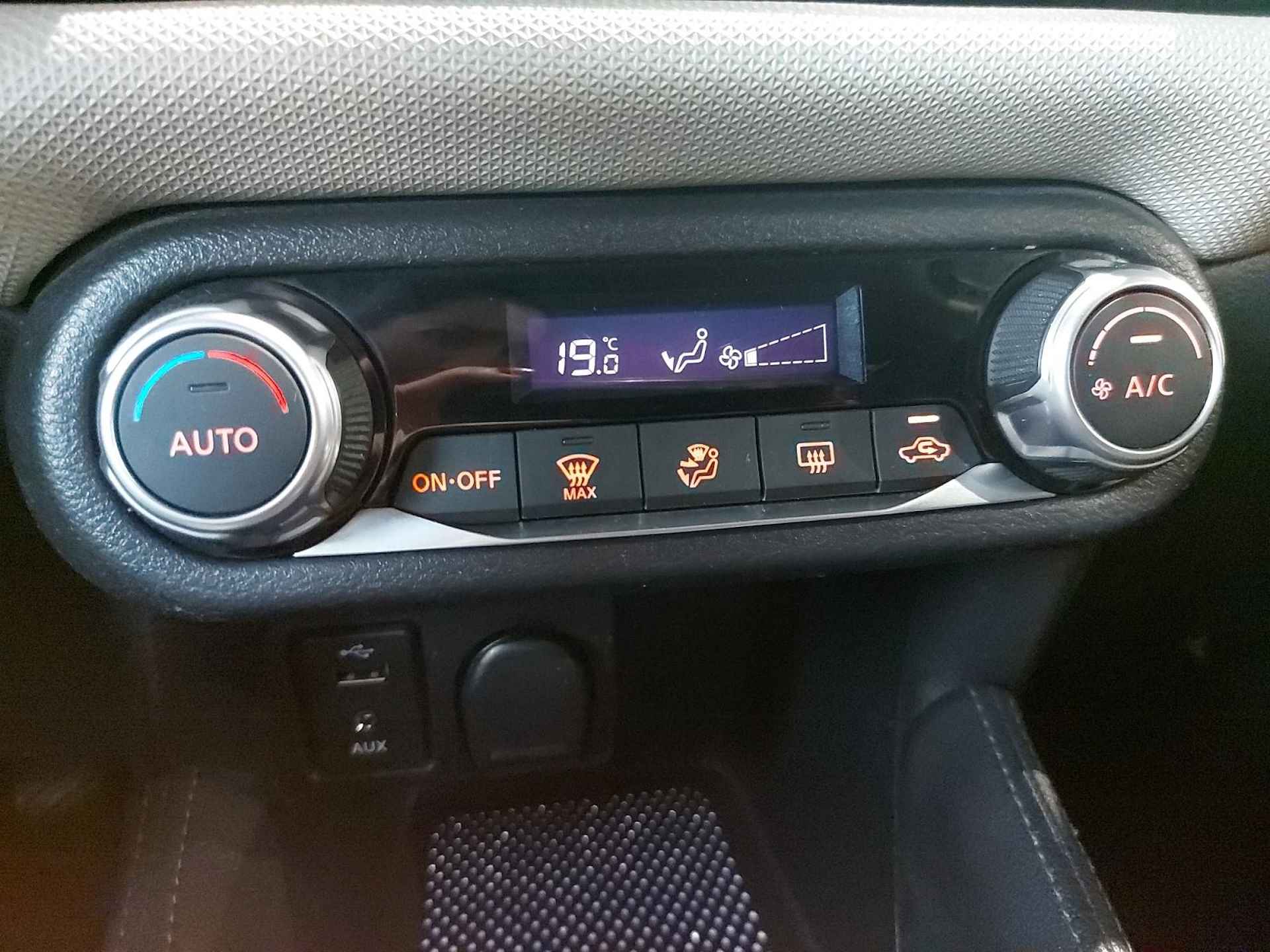 Nissan Micra 0.9 IG-T N-Connecta | Achteruitrijcamera | Parkeersensoren achter | Cruise control | Navigatie | Apple Carplay/Android auto | Bluetooth | Elektrische zijspiegels + ramen voor | Automatische regen/lichtsensor | - 29/37