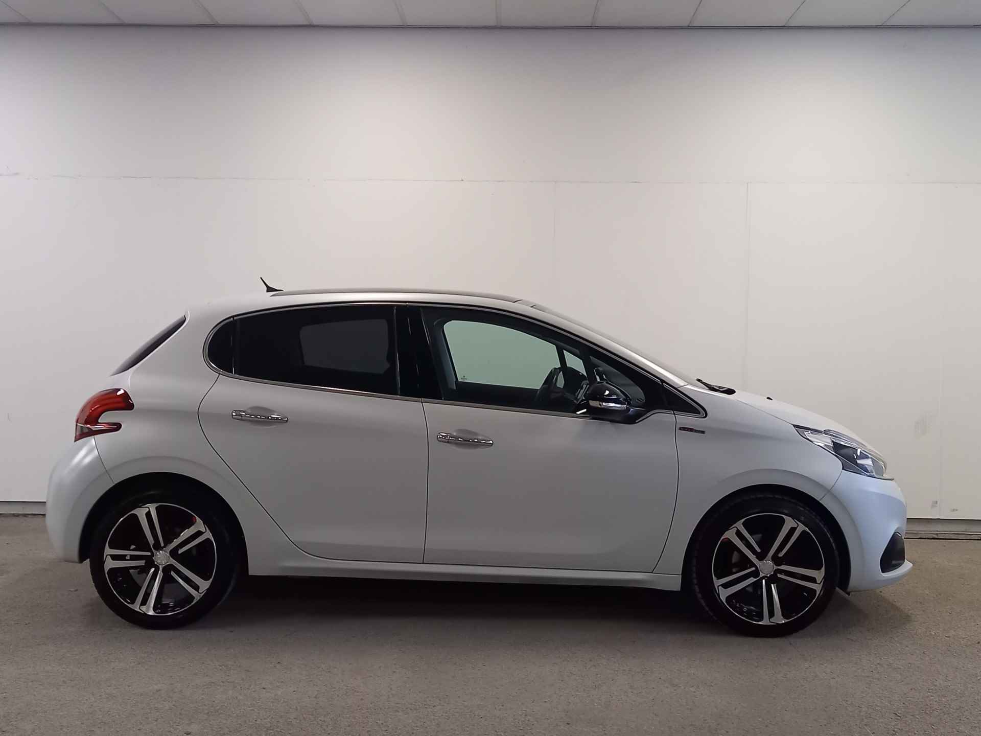 Peugeot 208 1.2 PureTech GT-line Sportieve uitvoering met Panoramadak! - 33/46