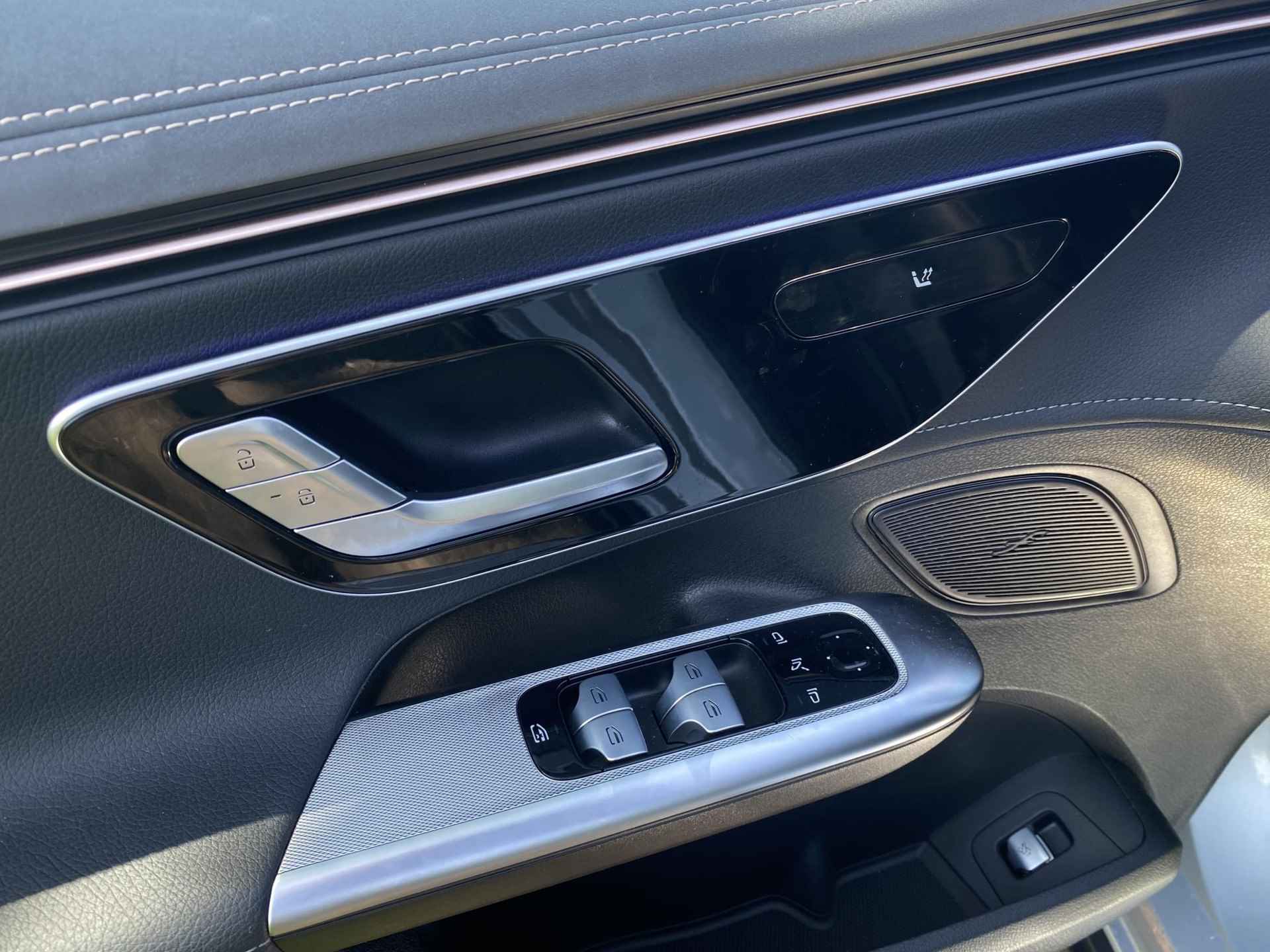 Mercedes-Benz EQE 300 Business Line 89 kWh | Panoramadak | Trekhaak afneembaar | Sfeerverlichting | Achteruitrijcamera | Apple Carplay | Privacy Glass | 19" Velgen | - 17/55