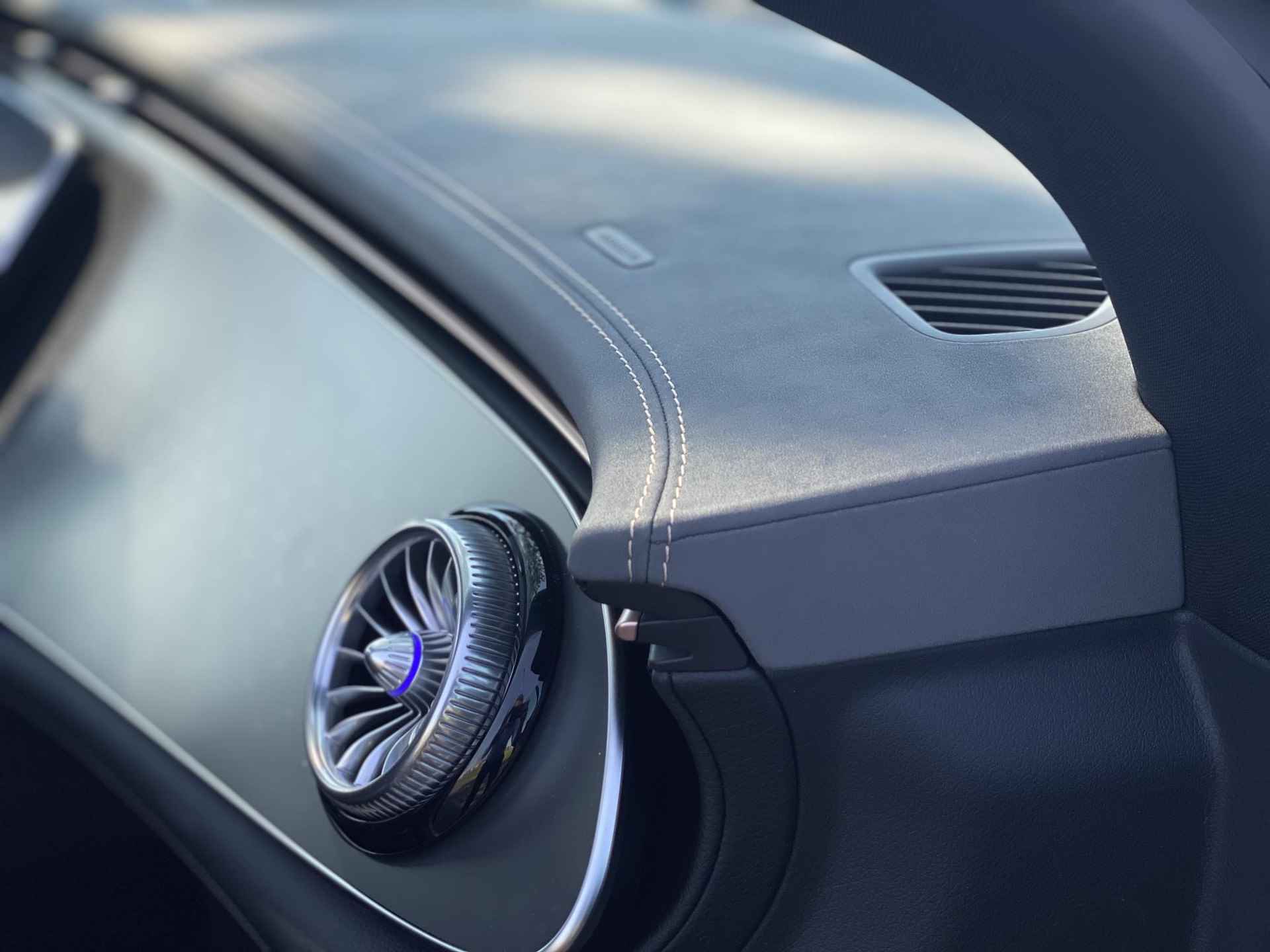 Mercedes-Benz EQE 300 Business Line 89 kWh | Panoramadak | Trekhaak afneembaar | Sfeerverlichting | Achteruitrijcamera | Apple Carplay | Privacy Glass | 19" Velgen | - 49/55