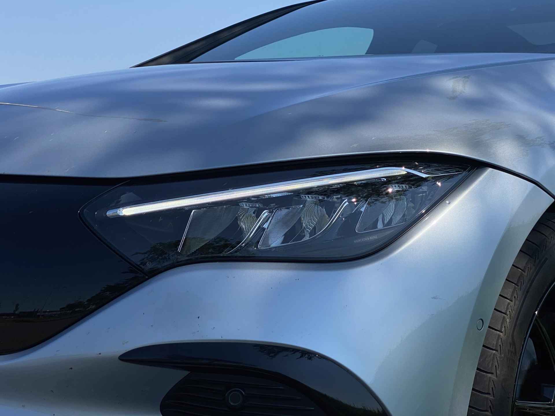 Mercedes-Benz EQE 300 Business Line 89 kWh | Panoramadak | Trekhaak afneembaar | Sfeerverlichting | Achteruitrijcamera | Apple Carplay | Privacy Glass | 19" Velgen | - 52/55