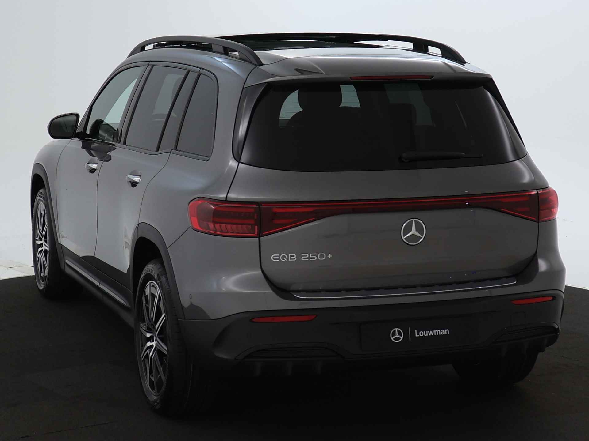 Mercedes-Benz EQB 250+ AMG Line 7p. LIMITED 71 kWh | Nightpakket | GUARD 360° Voertuigbescherming Plus | Premium pakket | Burmester Surround Sound systeem | Winter pakket | Parkeerpakket met 360°-camera | KEYLESS-GO comfort pakket | - 4/43