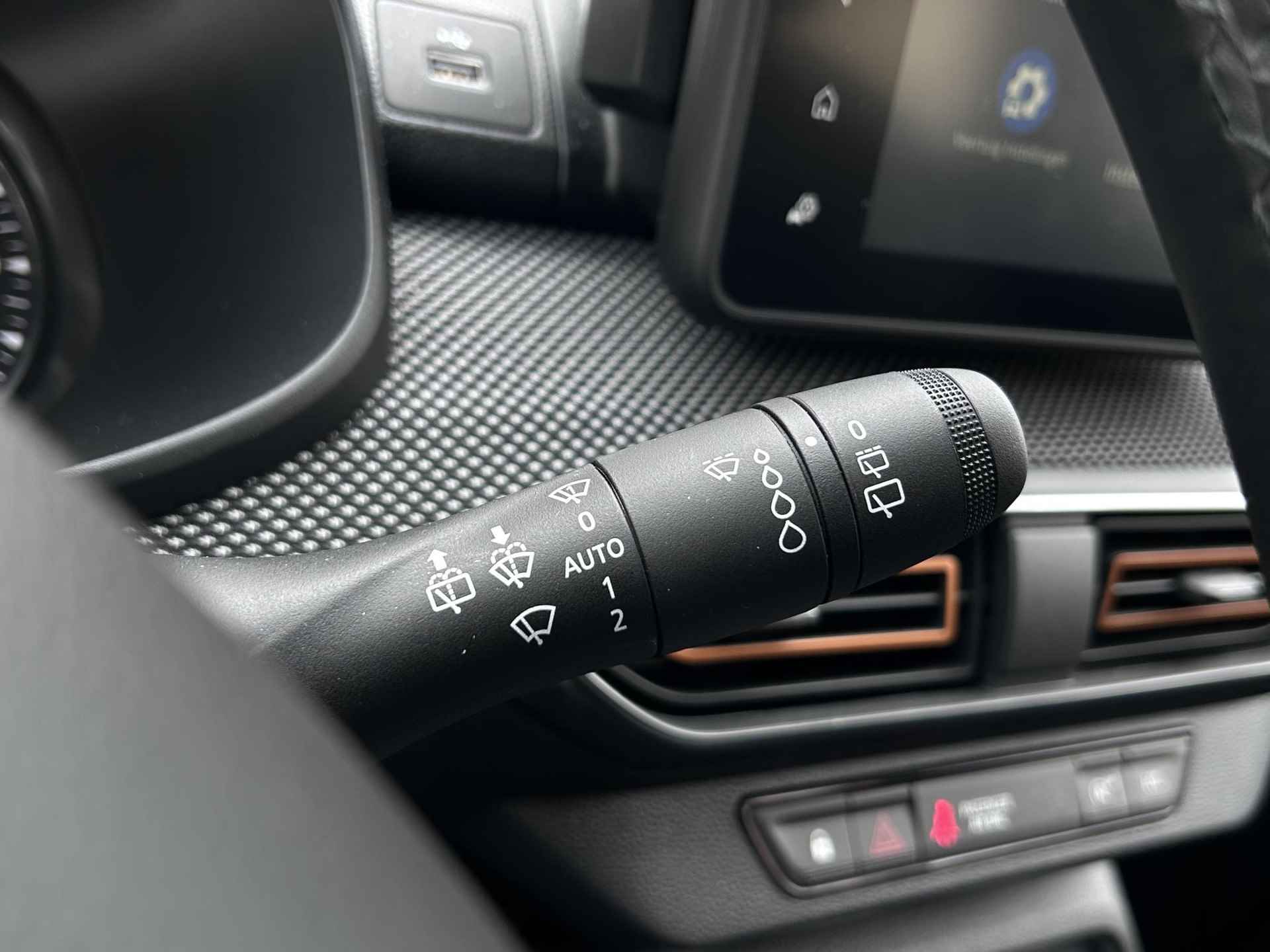 Dacia Sandero 1.0 TCe 100 Bi-Fuel Essential / 100% dealeronderhouden / Trekhaak / achteruitrij camera / Apple & Android carplay / Climate / dodehoek detectie / Cruise / Automatisch dimlicht / Bluethooth / Mistlampen / Led / - 24/44