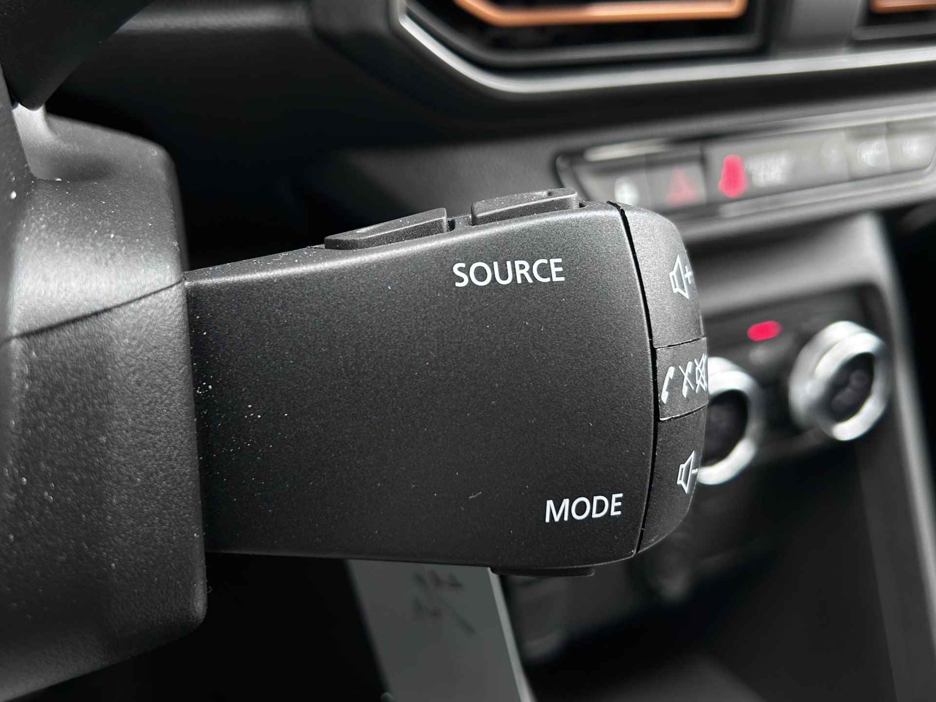Dacia Sandero 1.0 TCe 100 Bi-Fuel Essential / 100% dealeronderhouden / Trekhaak / achteruitrij camera / Apple & Android carplay / Climate / dodehoek detectie / Cruise / Automatisch dimlicht / Bluethooth / Mistlampen / Led / - 25/44