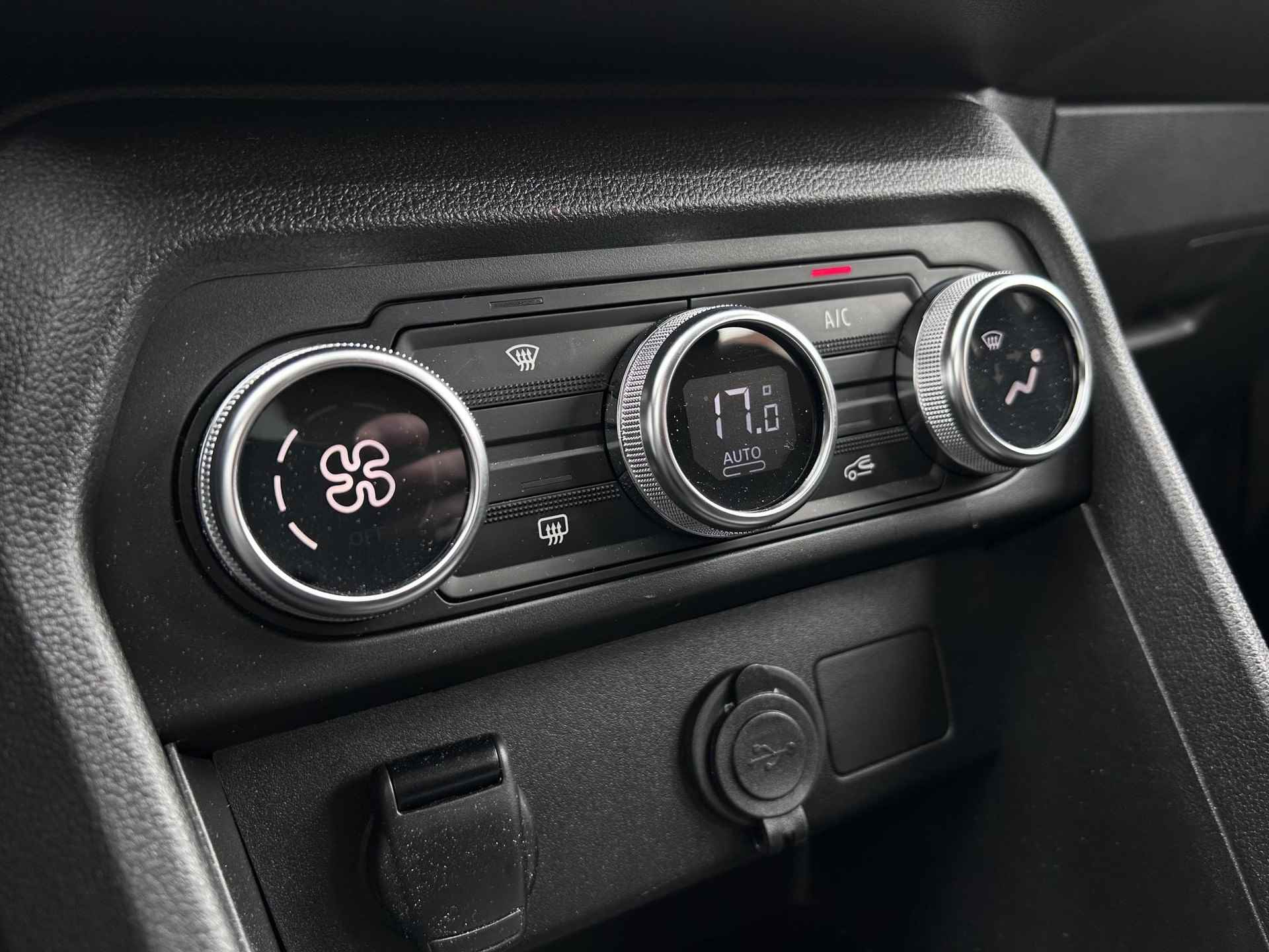 Dacia Sandero 1.0 TCe 100 Bi-Fuel Essential / 100% dealeronderhouden / Trekhaak / achteruitrij camera / Apple & Android carplay / Climate / dodehoek detectie / Cruise / Automatisch dimlicht / Bluethooth / Mistlampen / Led / - 28/44