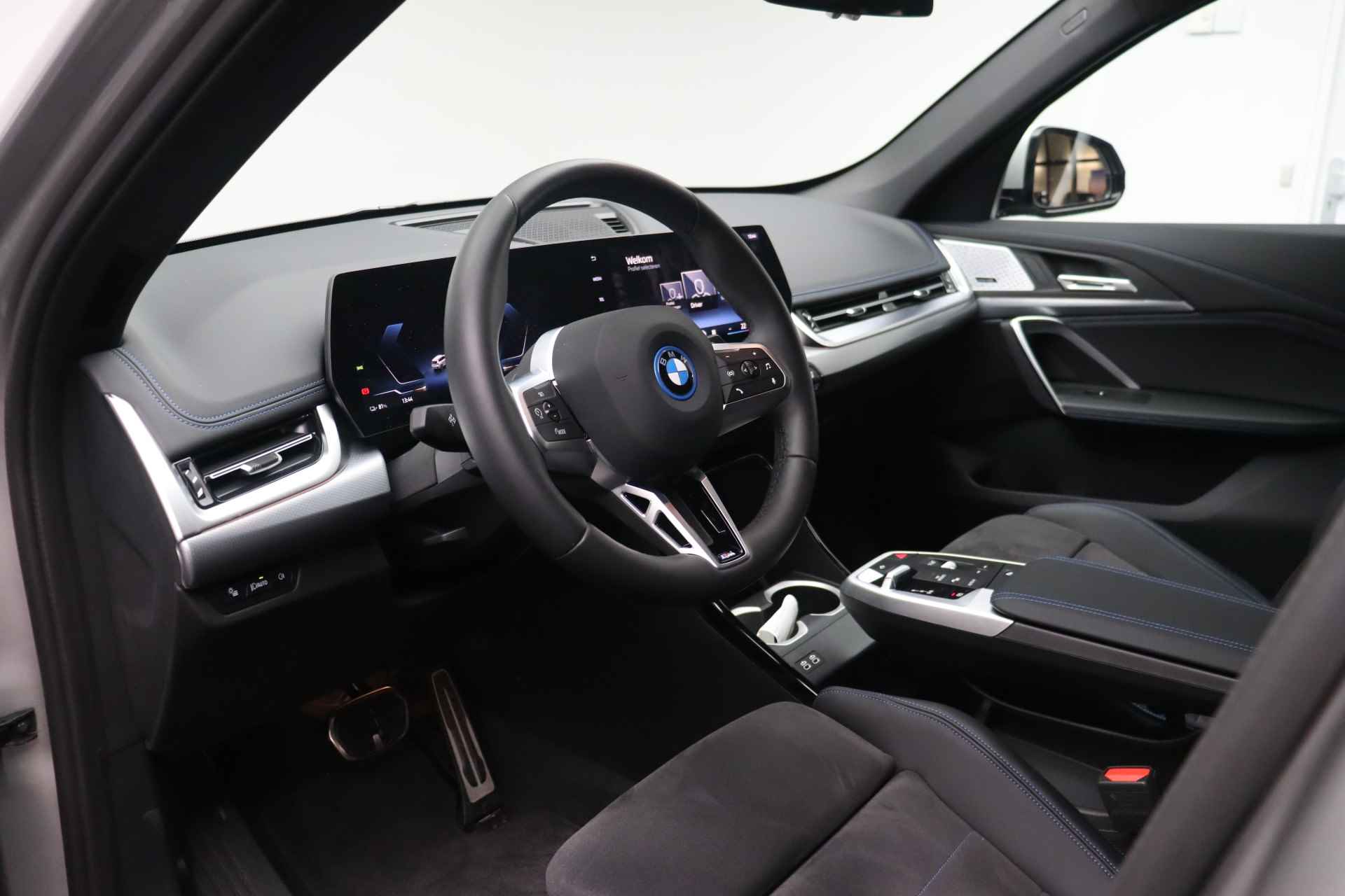 BMW iX1 eDrive20 High Executive M Sport / Sportstoelen / Stoelverwarming / Adaptieve LED / Parking Assistant / Driving Assistant Plus /  Harman Kardon - 8/24