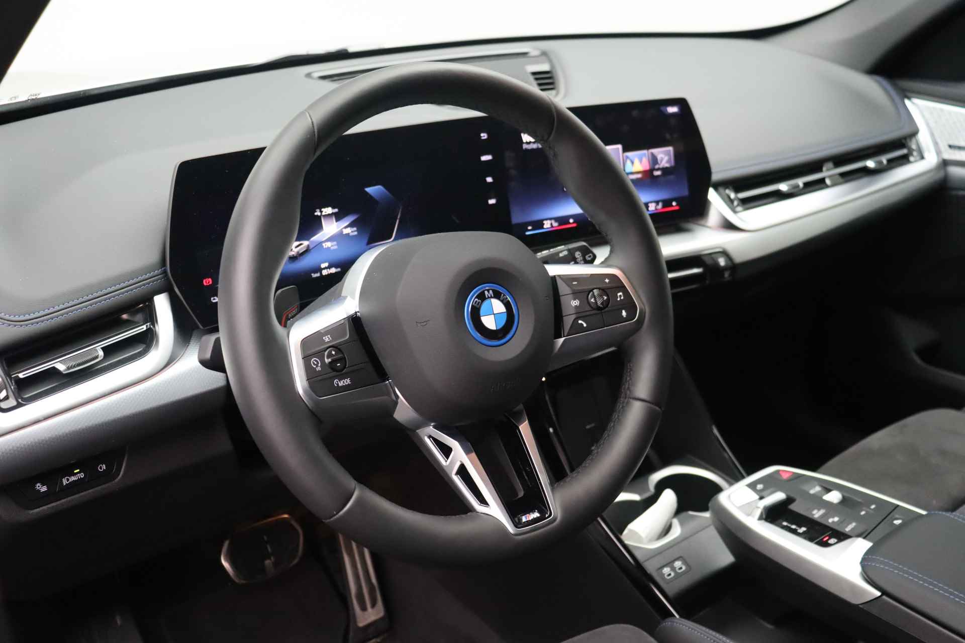 BMW iX1 eDrive20 High Executive M Sport / Sportstoelen / Stoelverwarming / Adaptieve LED / Parking Assistant / Driving Assistant Plus /  Harman Kardon - 9/24