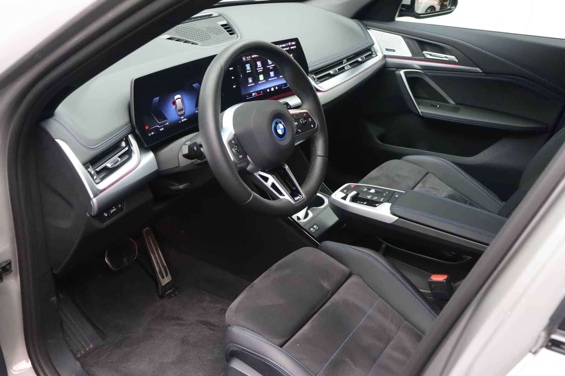 BMW iX1 eDrive20 High Executive M Sport / Sportstoelen / Stoelverwarming / Adaptieve LED / Parking Assistant / Driving Assistant Plus /  Harman Kardon - 23/24