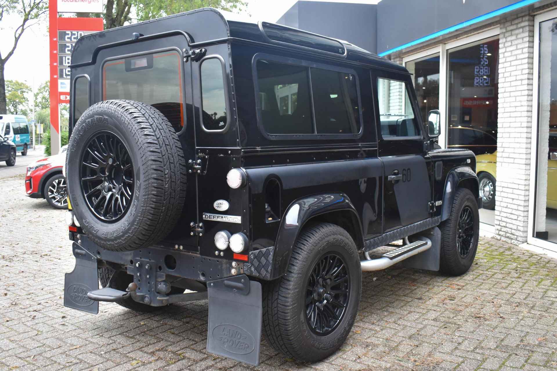 Land Rover Defender 2.4 TD 90 SW SVX 60th Anniversary UNIEK Schuifdak - 13/41