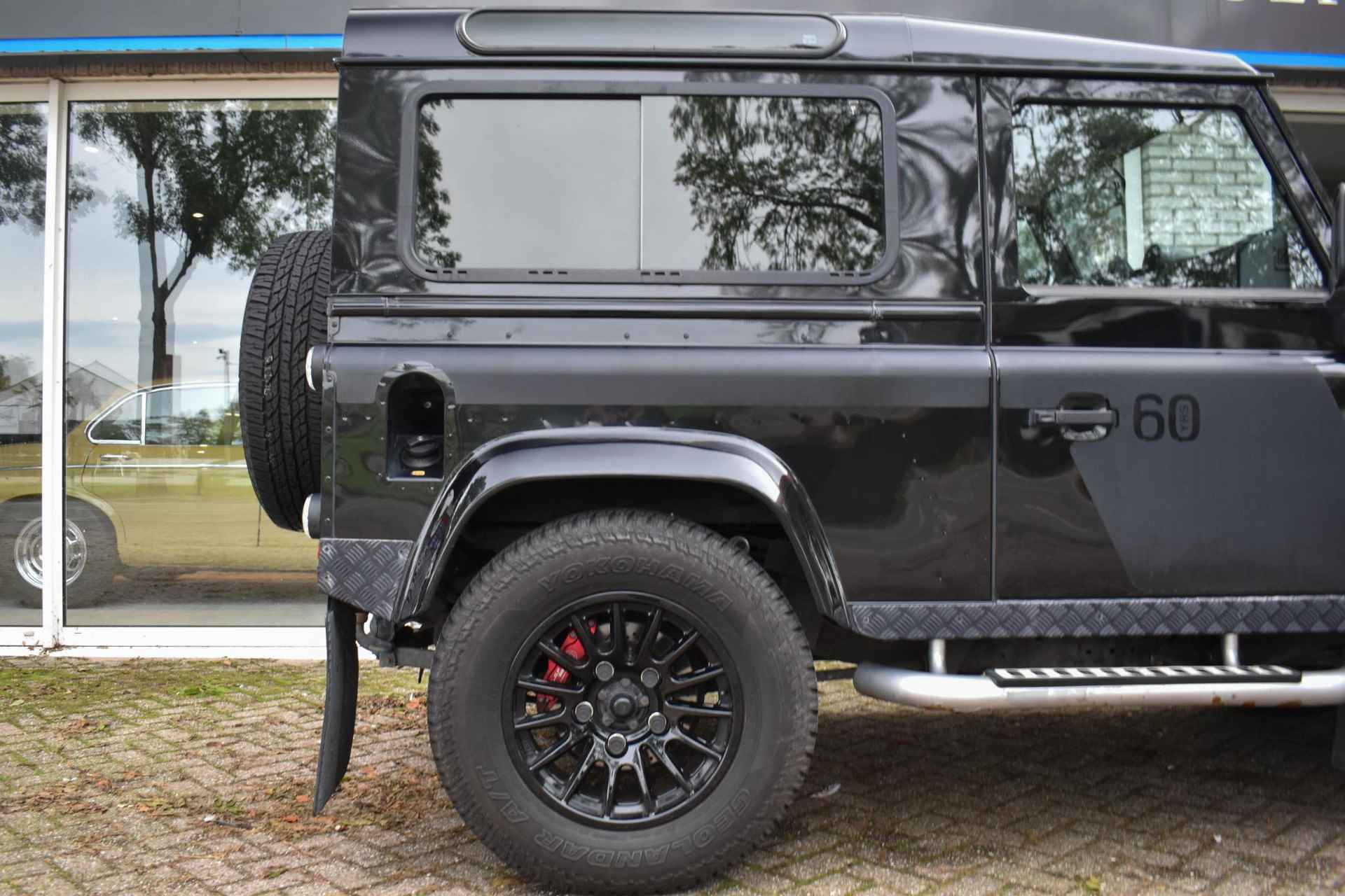 Land Rover Defender 2.4 TD 90 SW SVX 60th Anniversary UNIEK Schuifdak - 18/41