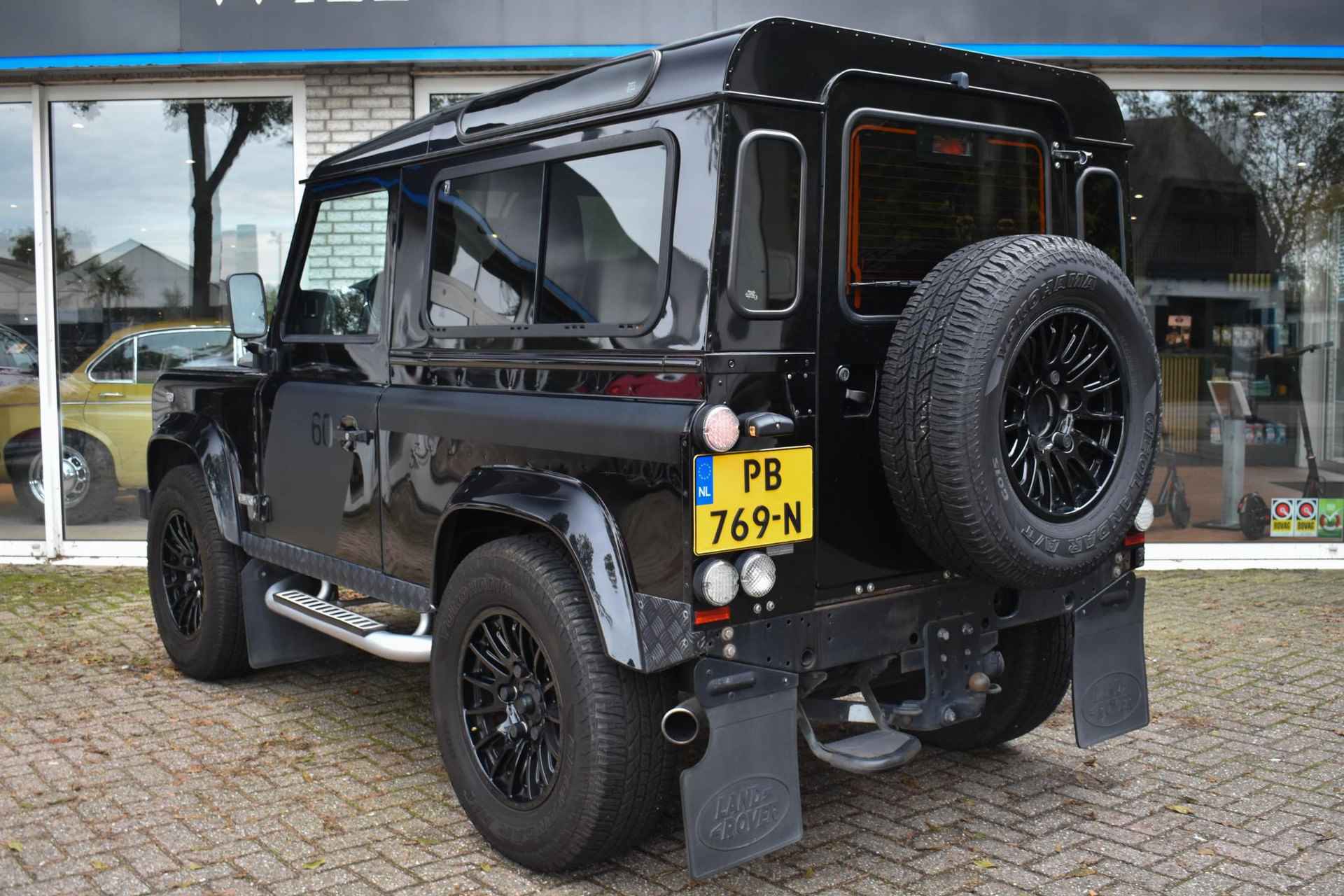 Land Rover Defender 2.4 TD 90 SW SVX 60th Anniversary UNIEK Schuifdak - 23/41