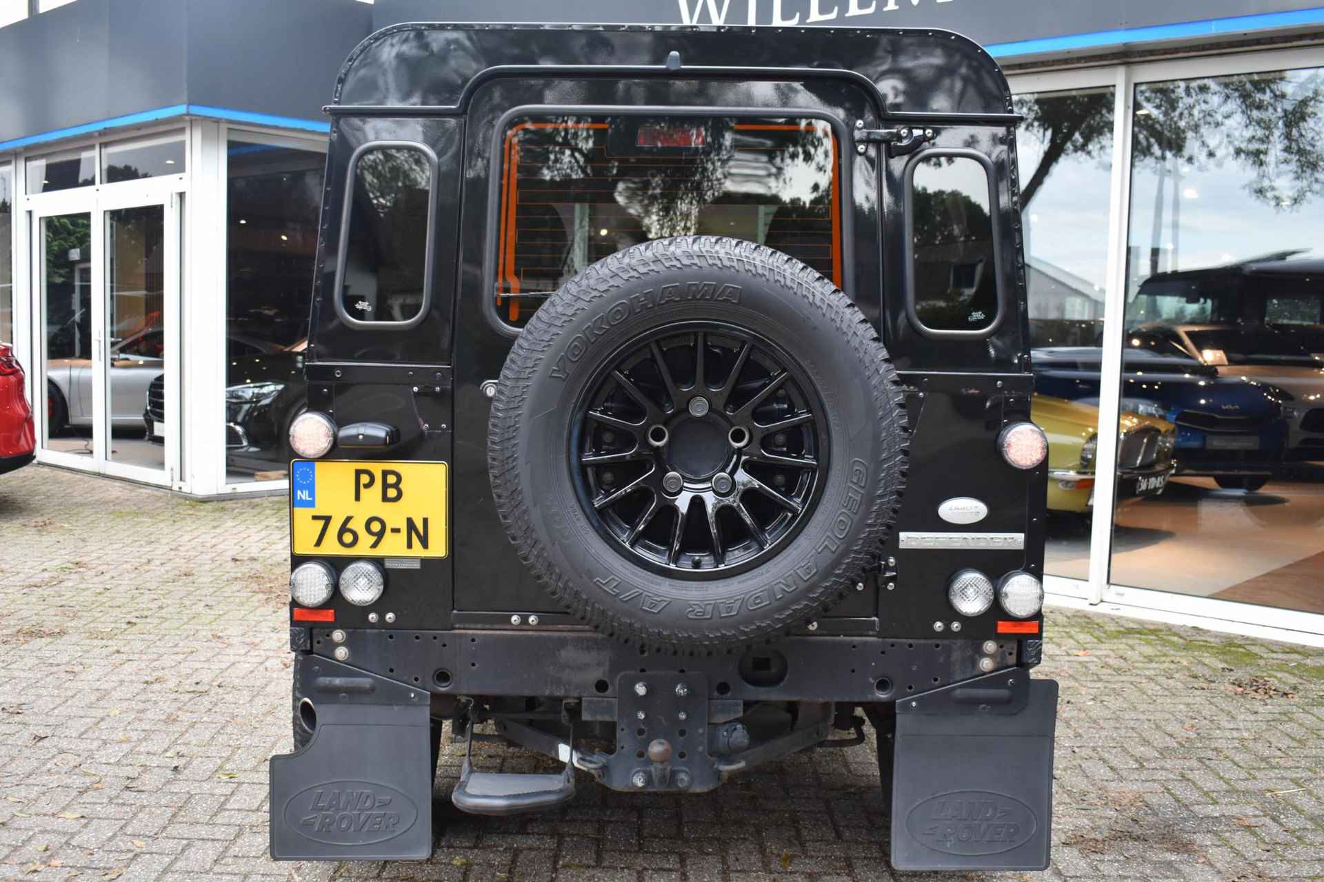 Land Rover Defender 2.4 TD 90 SW SVX 60th Anniversary UNIEK Schuifdak - 32/41