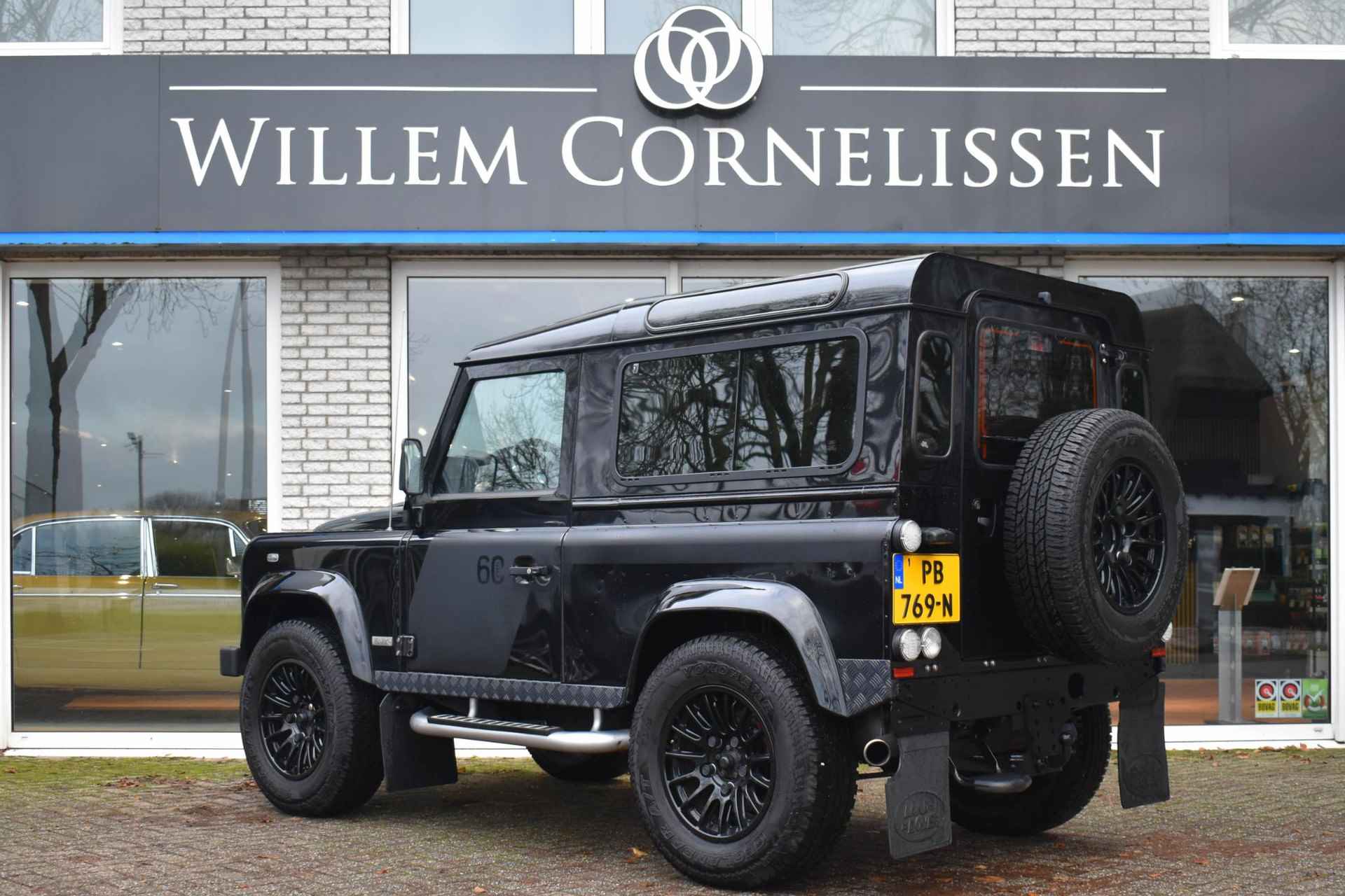 Land Rover Defender 2.4 TD 90 SW SVX 60th Anniversary UNIEK Schuifdak - 4/45