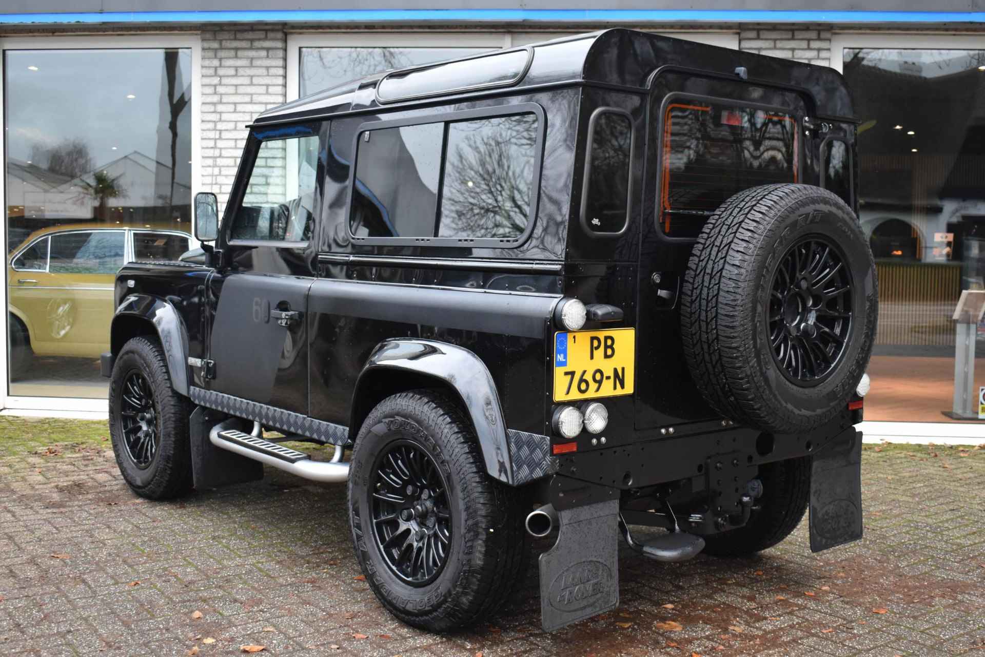 Land Rover Defender 2.4 TD 90 SW SVX 60th Anniversary UNIEK Schuifdak - 19/45