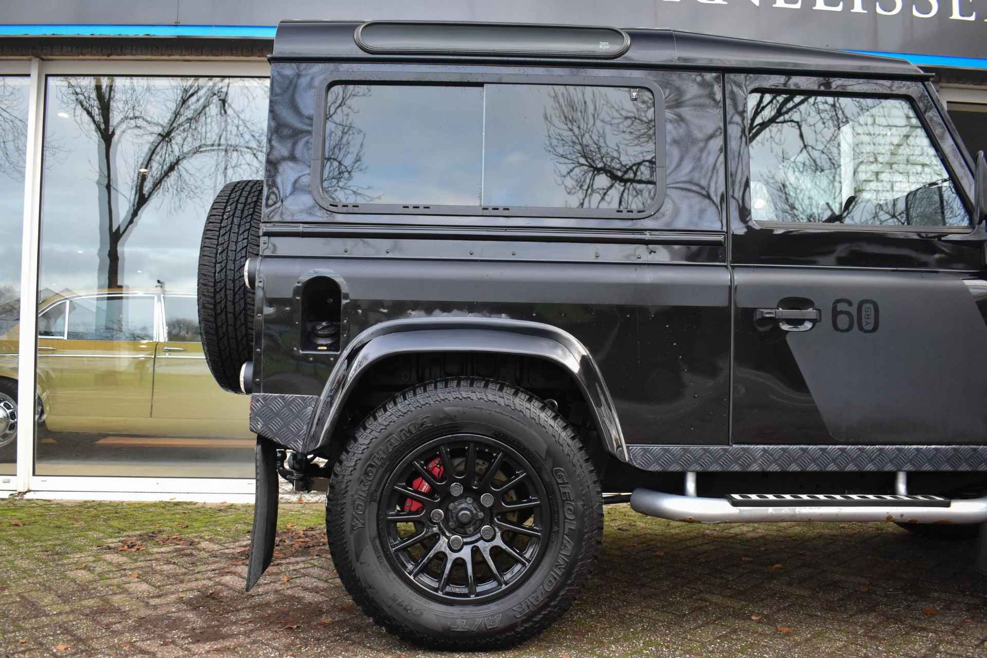 Land Rover Defender 2.4 TD 90 SW SVX 60th Anniversary UNIEK Schuifdak - 34/45